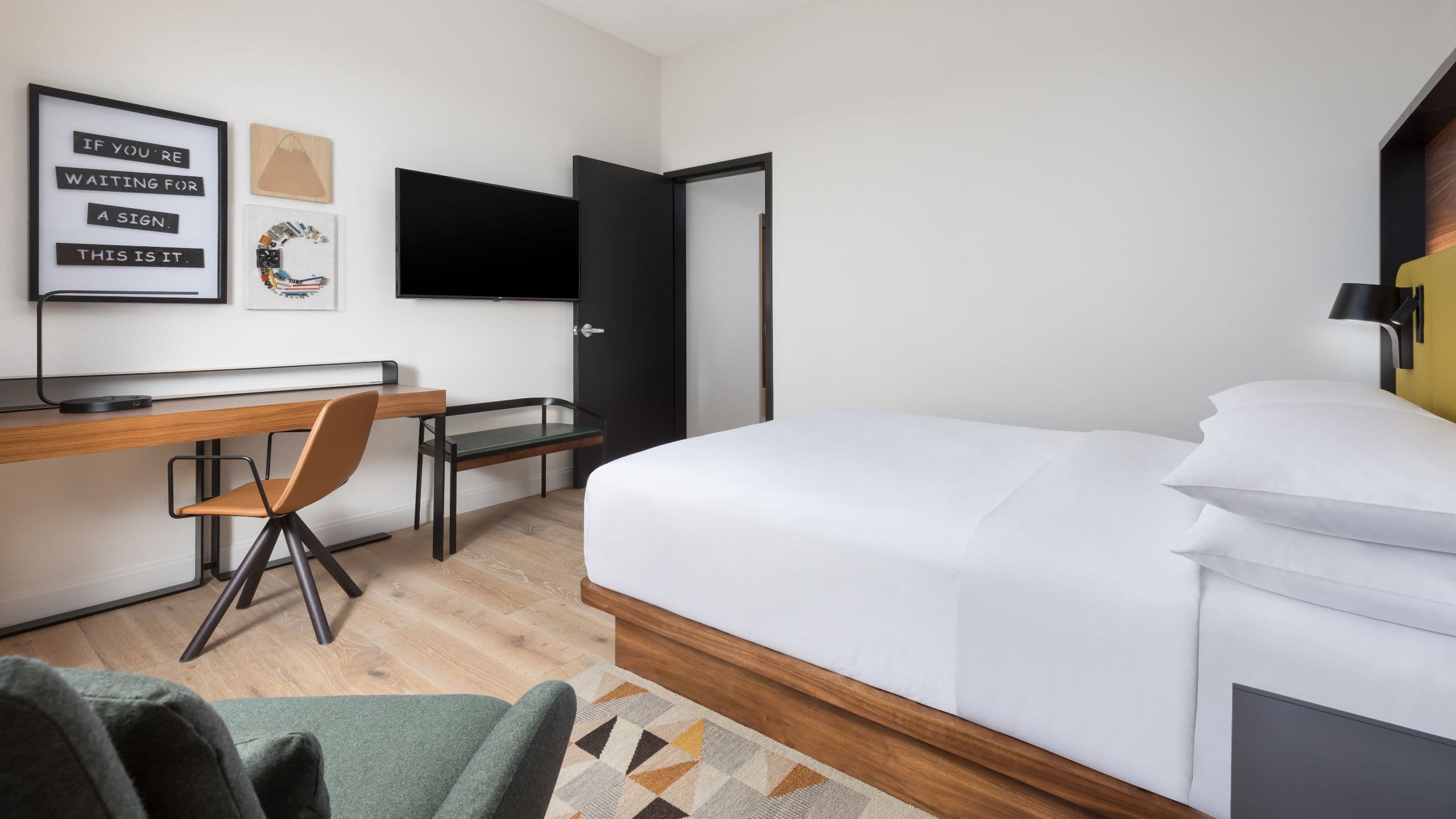 1 из 4 Hyatt Centric Mountain View Queen Suite Bedroom
