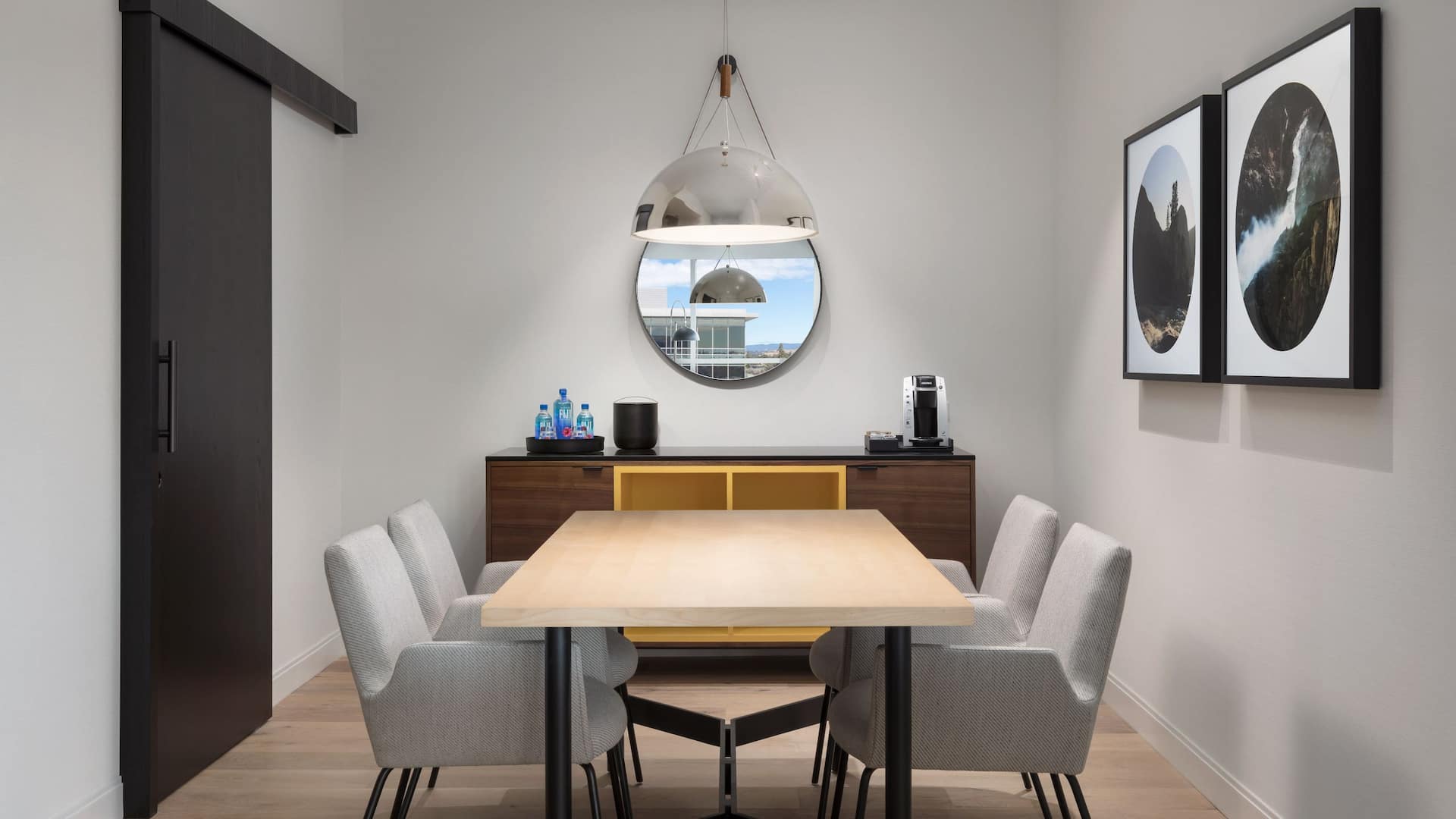 2 из 9 Hyatt Centric Mountain View Suite Dining Room