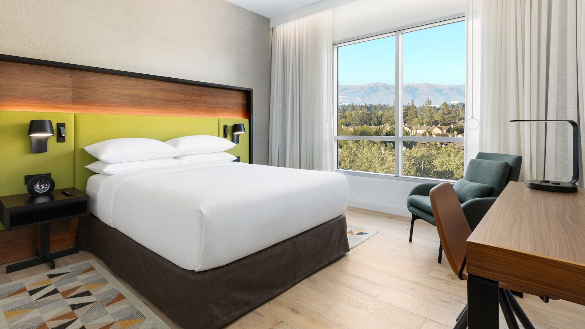 2 из 4 Hyatt Centric Mountain View Accessible Suite Bedroom