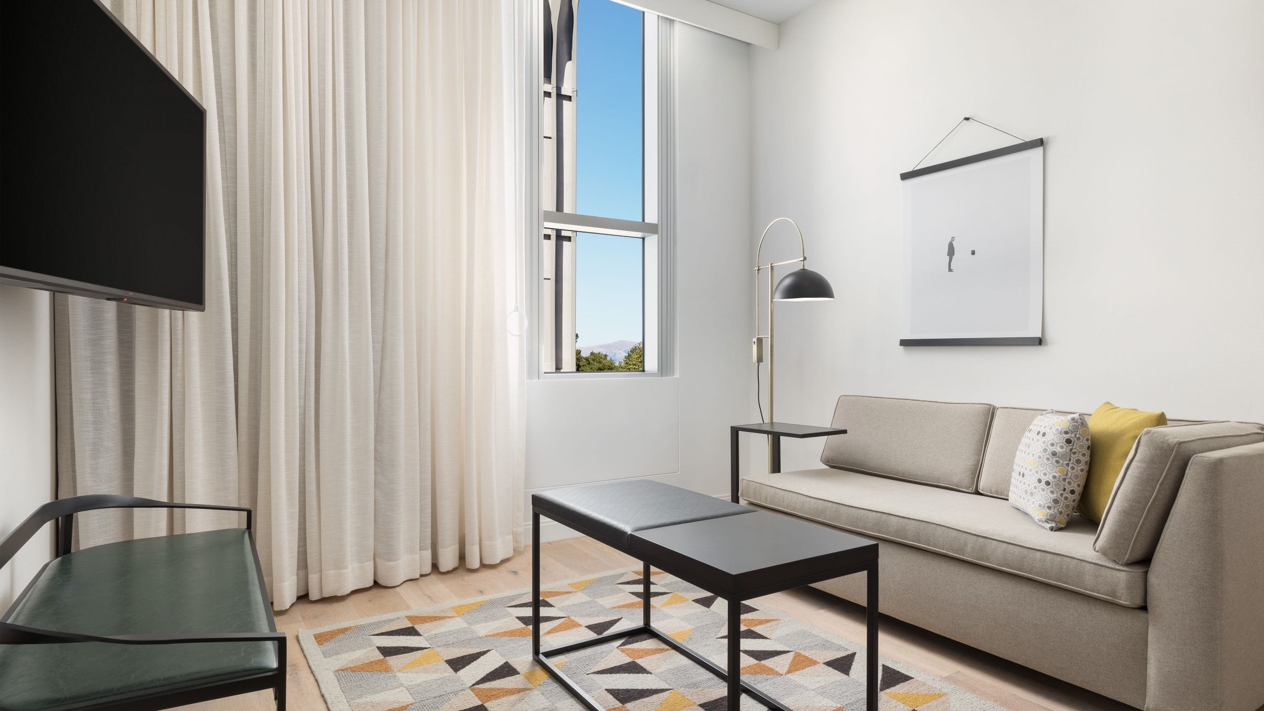 3 из 4 Hyatt Centric Mountain View Accessible Suite Living Room