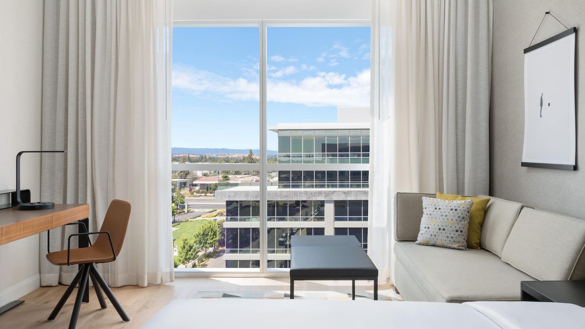 2 из 6 Hyatt Centric Mountain View King Guestroom Couch