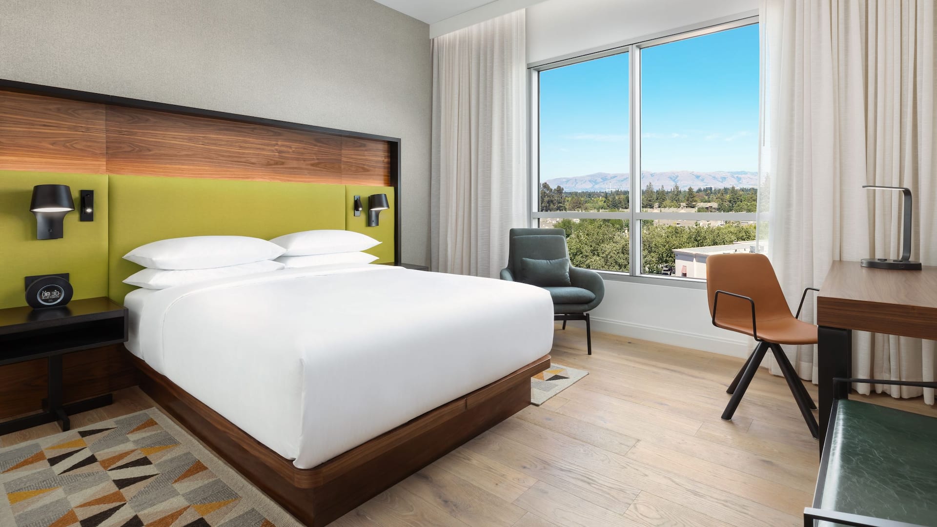 3 из 4 Hyatt Centric Mountain View Queen Suite Bedroom
