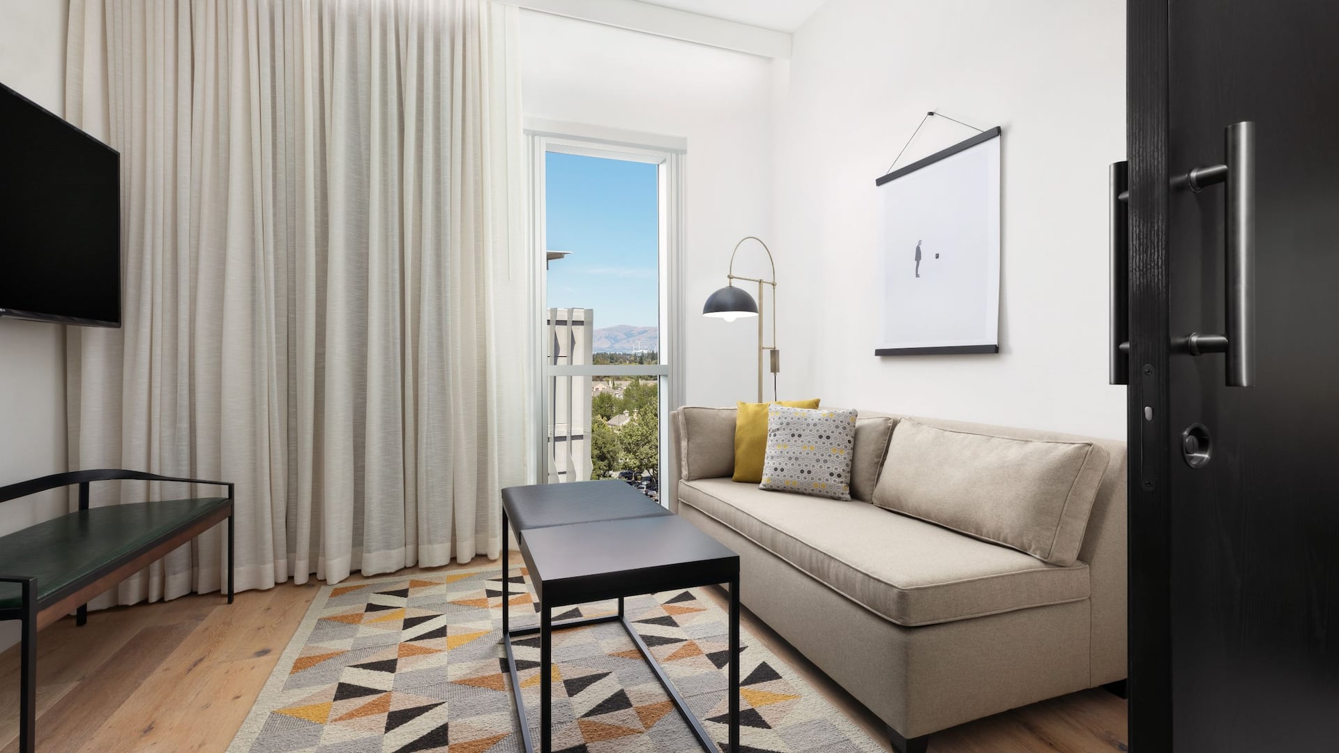 2 из 4 Hyatt Centric Mountain View Queen Suite Living Room