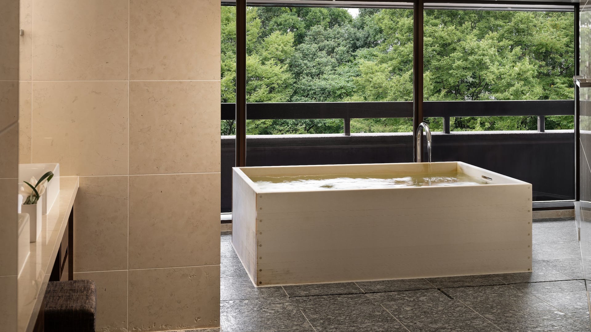 3/4 Hyatt Regency Kyoto Deluxe Balcony Bathroom