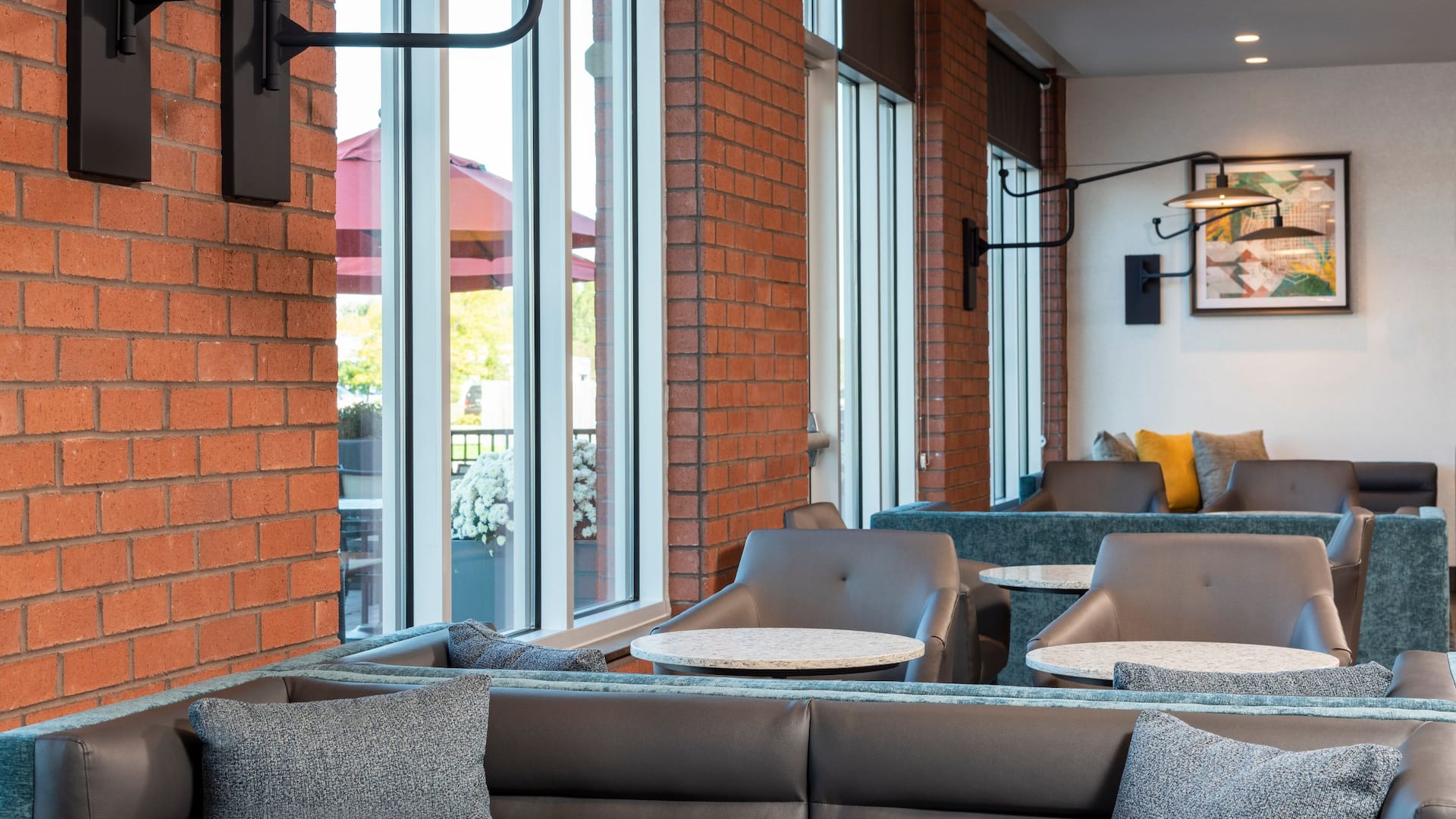 Hyatt Place Flint / Grand Blanc Lobby Seating