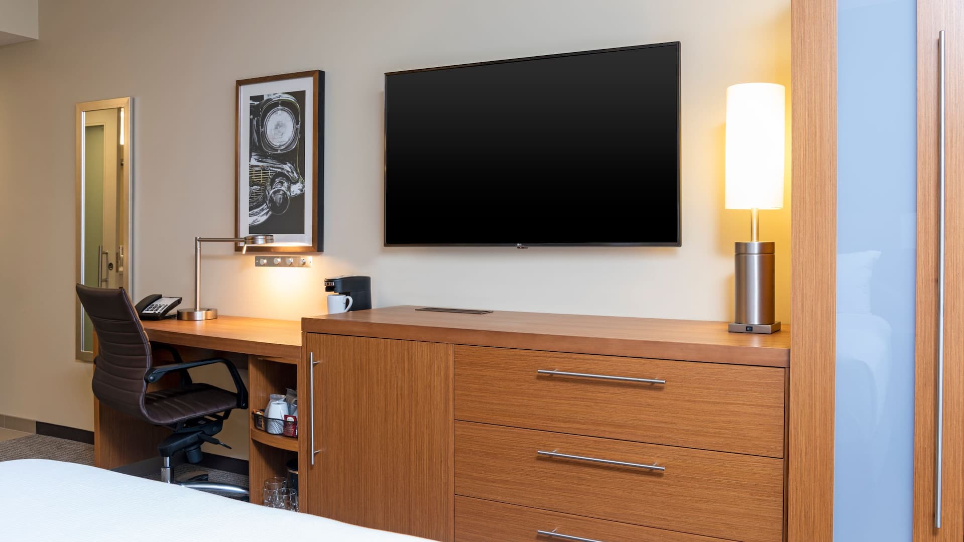 Hyatt Place Flint / Grand Blanc Standard Two Queen Guestroom Desk