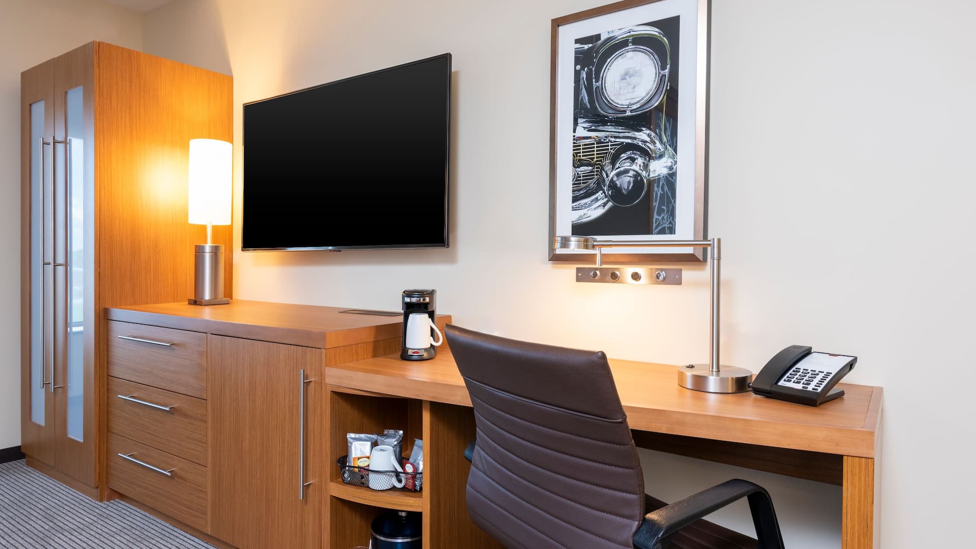 Hyatt Place Flint / Grand Blanc Standard King Guestroom Desk