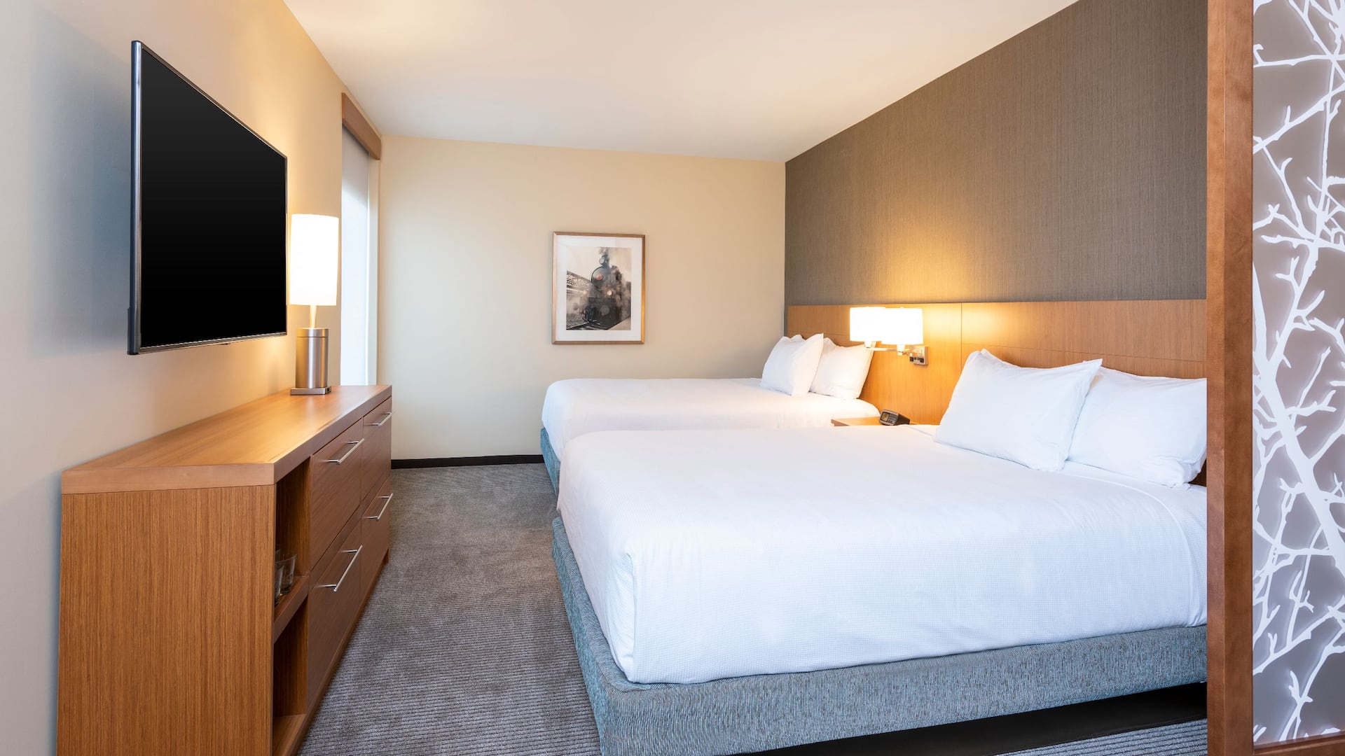 Hyatt Place Flint / Grand Blanc Specialty Two Queen Guestroom