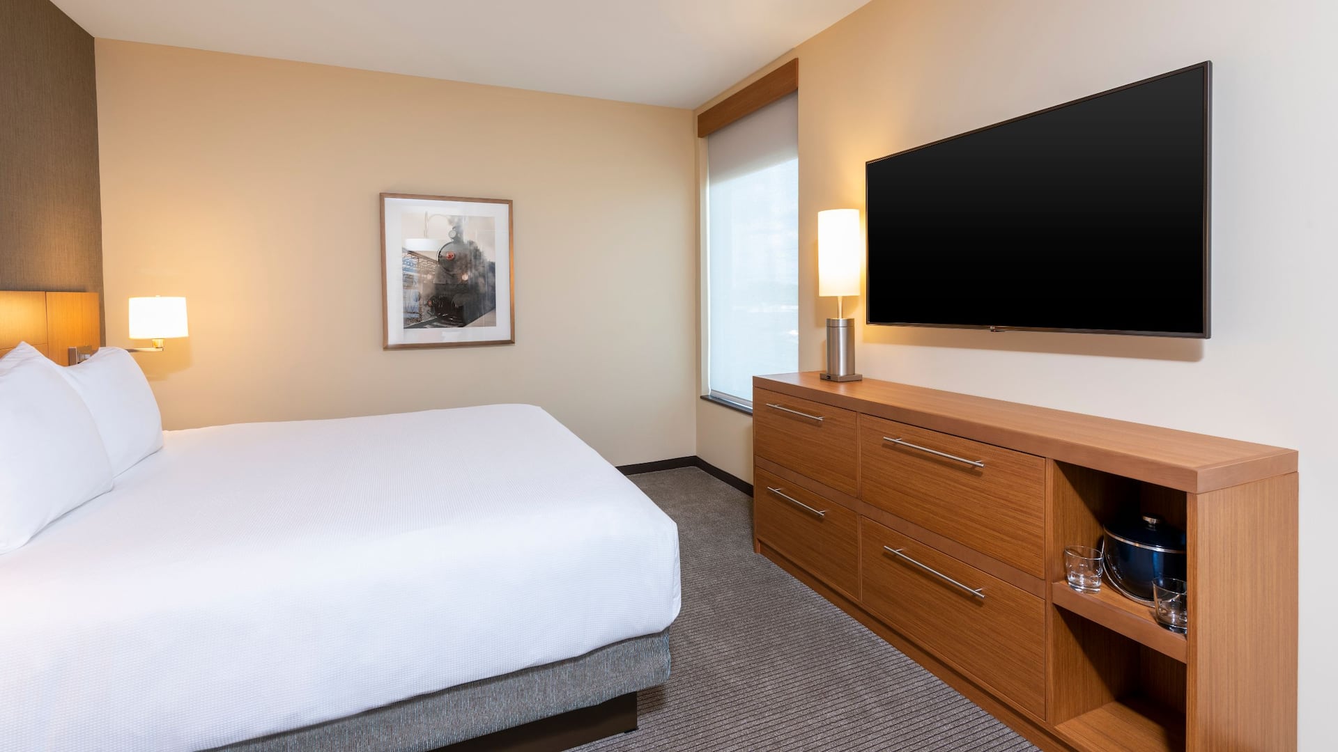 Hyatt Place Flint / Grand Blanc Specialty King Guestroom