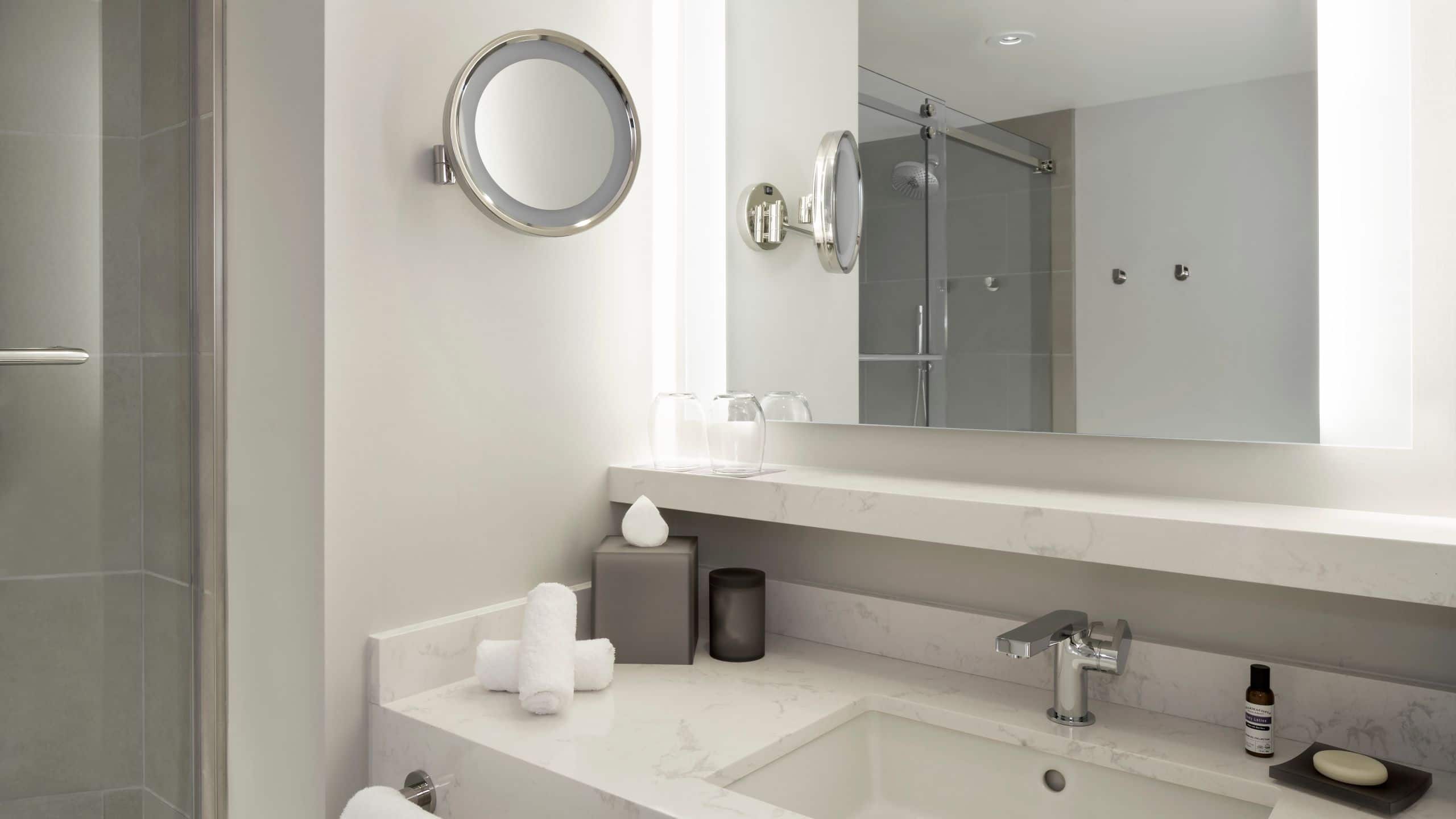 バルコニーから湾を望むサンフランシスコのホテル | ハイアット