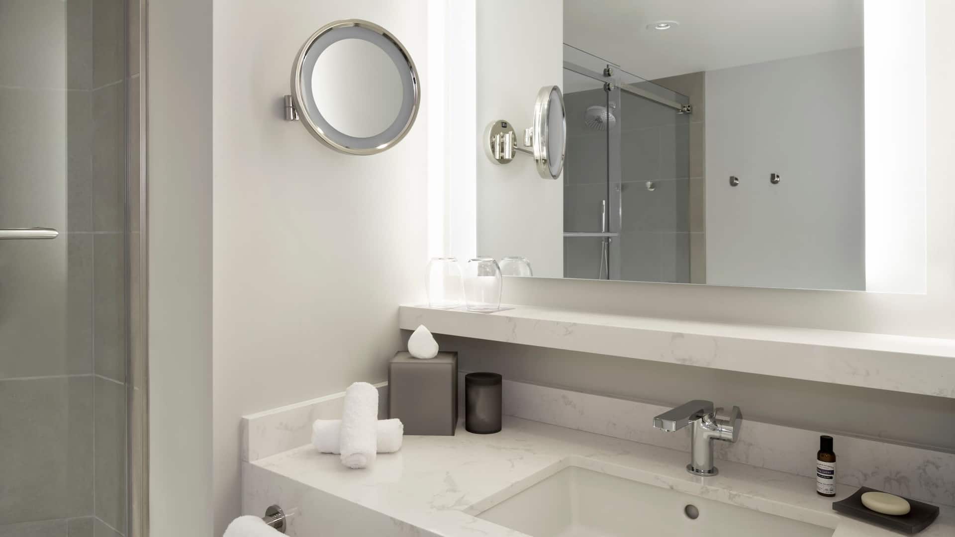 3 de 6 Hyatt Regency San Francisco Water View Room Bath