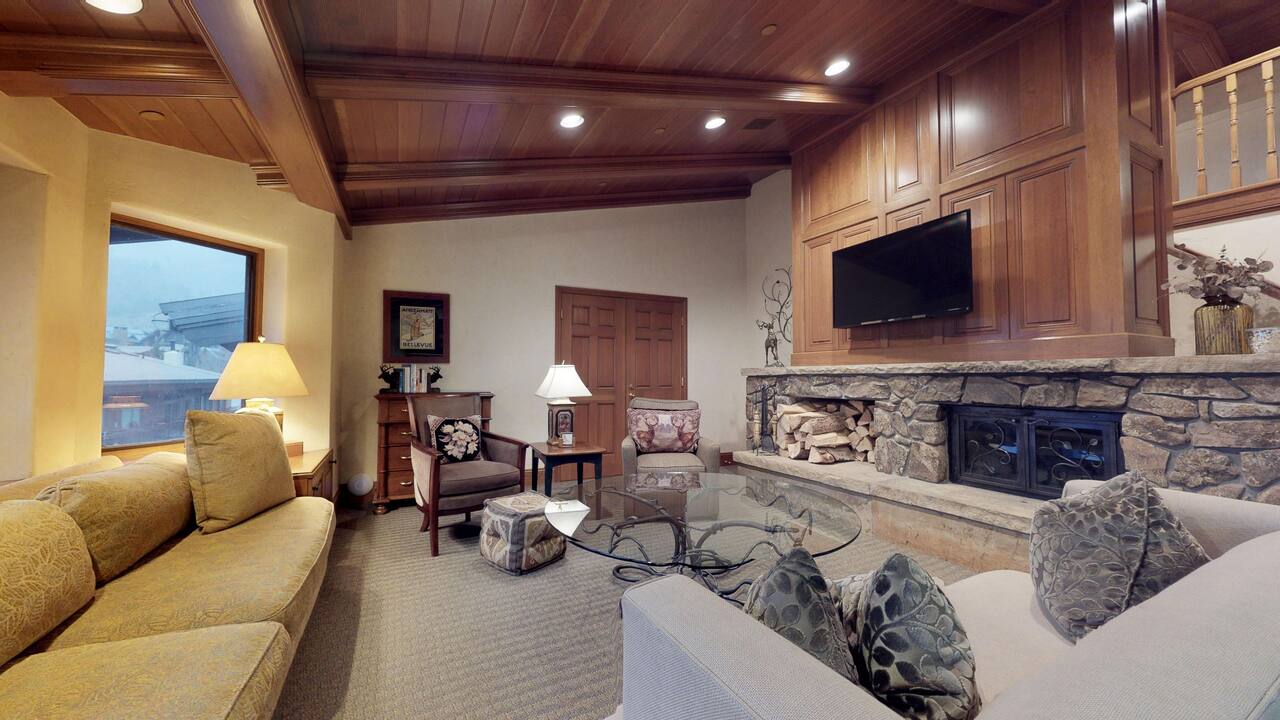 Plaza Lodge 2 Living Room 
