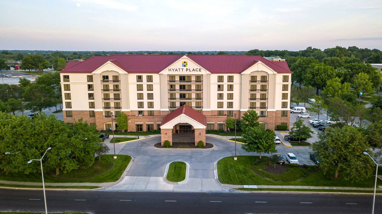 View of hotel entrance at Hyatt Place Kansas City/Overland Park/Convention Center