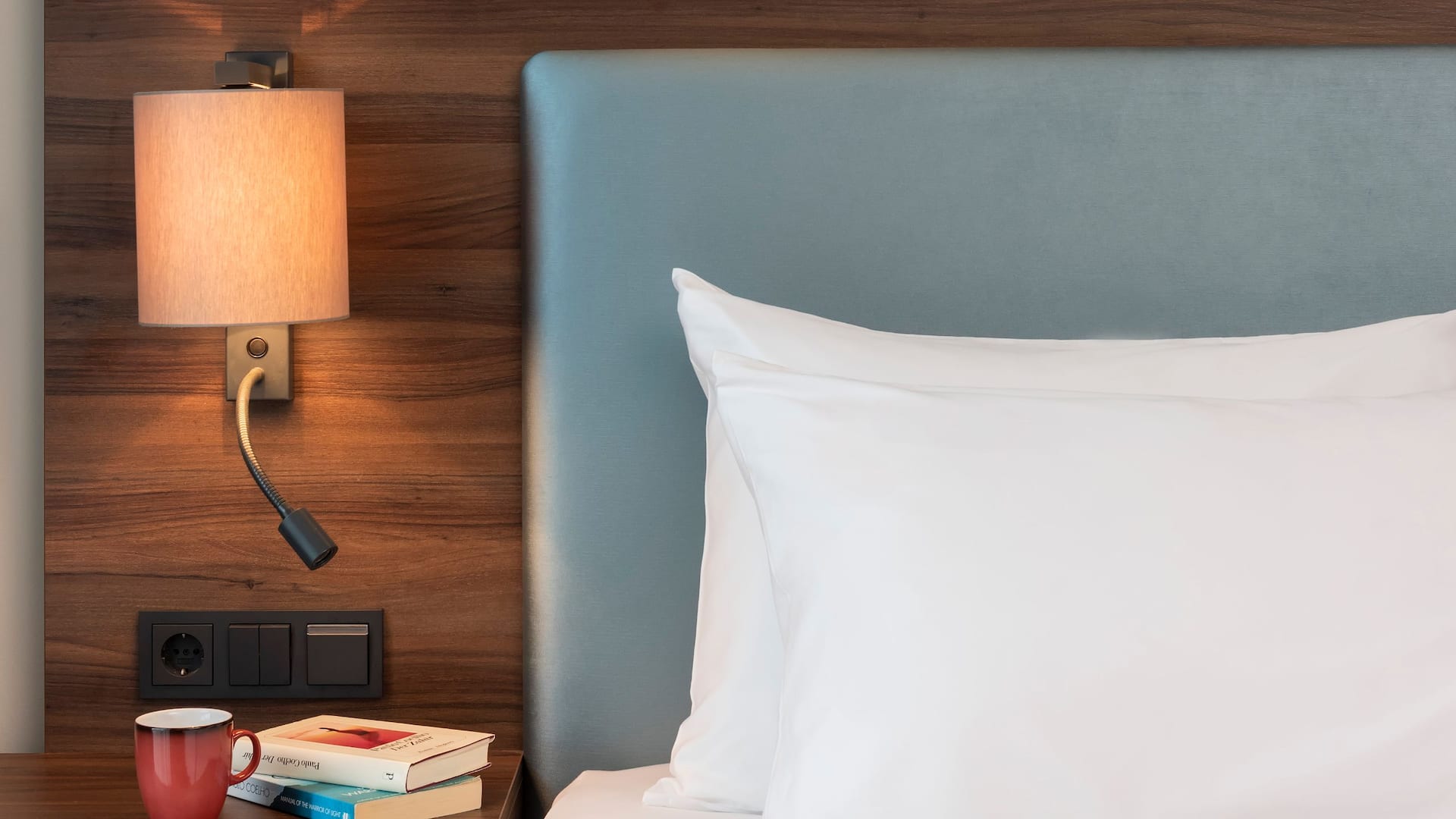 4 von 7 Hyatt House Frankfurt Eschborn Room Nightstand