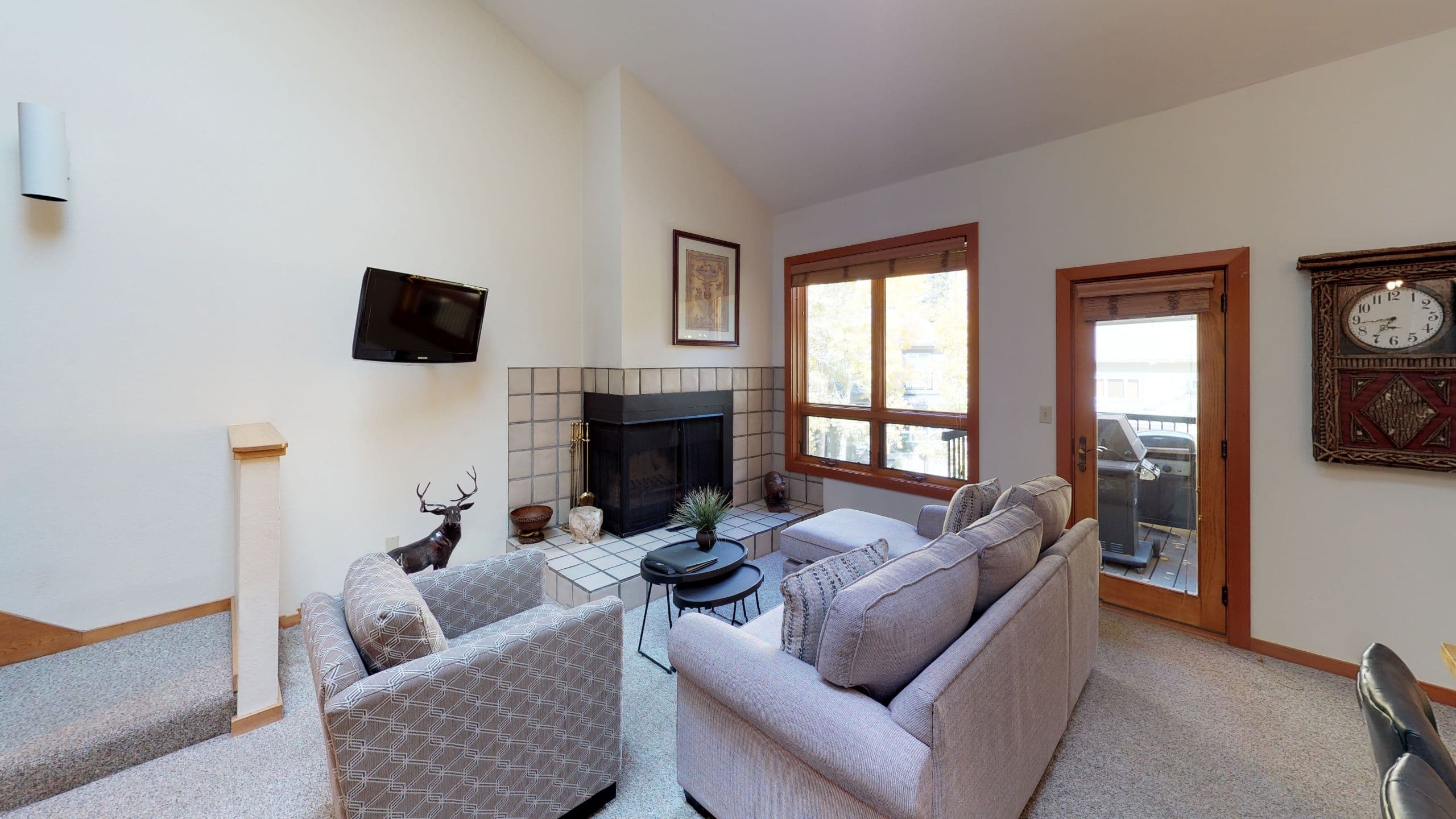 1 de 4 Vail Residences at Cascade Village Three Bedroom and Loft Gold Coldstream Living Area