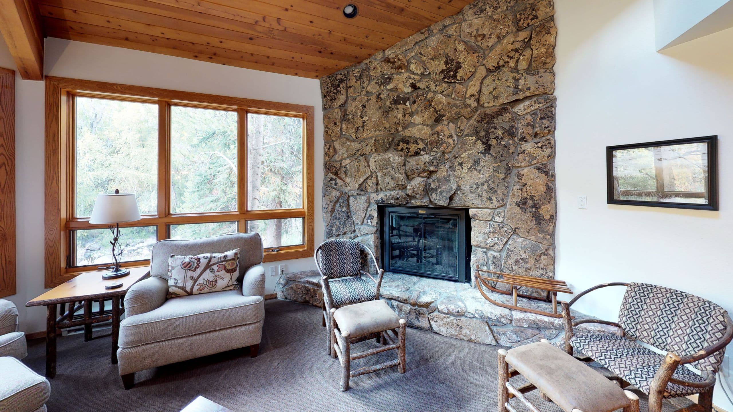 2 de 4 Vail Residences at Cascade Village Four Bedroom Gold Coldstream Living Area