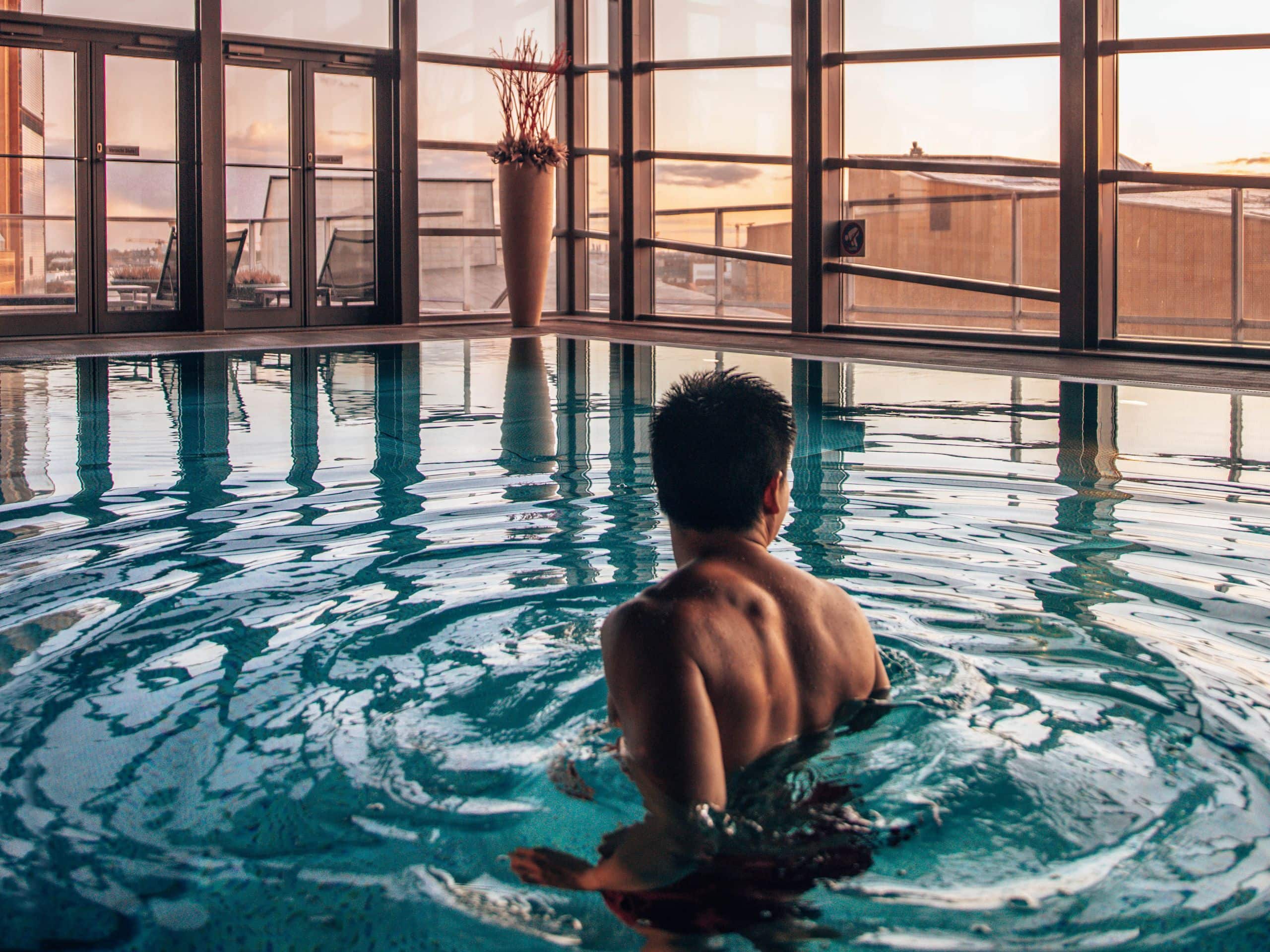 Mann im Pool des Club Olympus Spa & Fitness