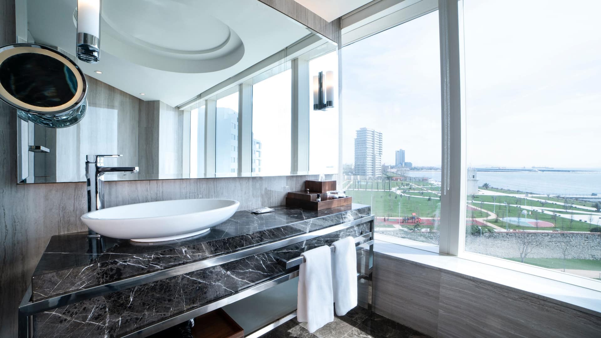 5 de 5 Hyatt Regency Istanbul Ataköy Deluxe Bathroom Sea View