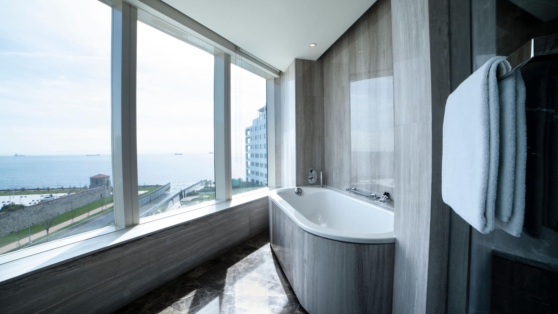 2 de 5 Hyatt Regency Istanbul Ataköy Deluxe Bathroom Sea View