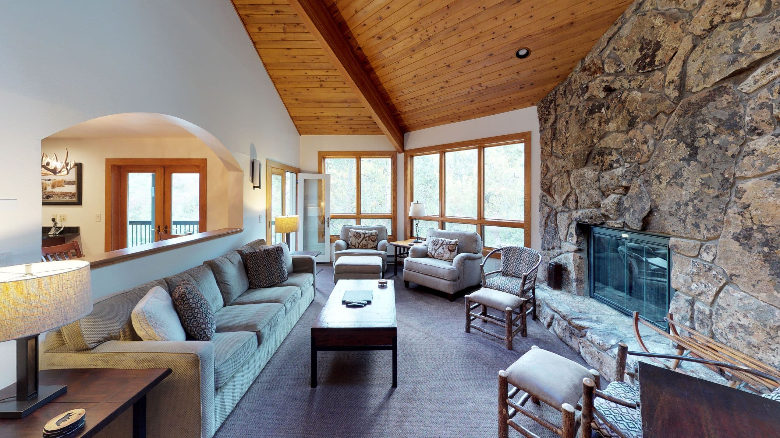 1 de 4 Vail Residences at Cascade Village Four Bedroom Gold Coldstream Living Room