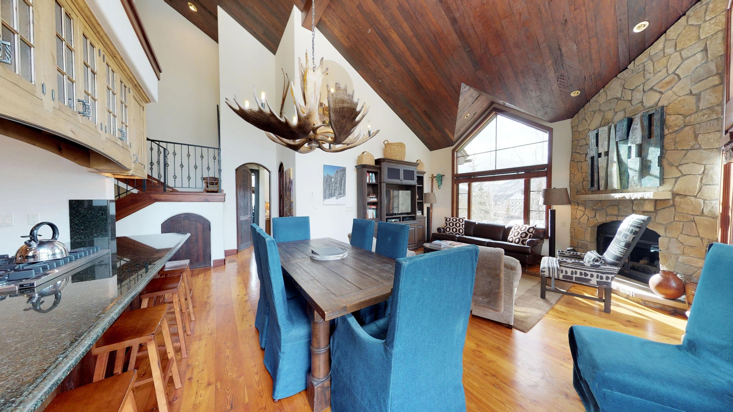 2 de 4 Vail Residences at Cascade Village Five Bedroom Platinum Residence Dining Room