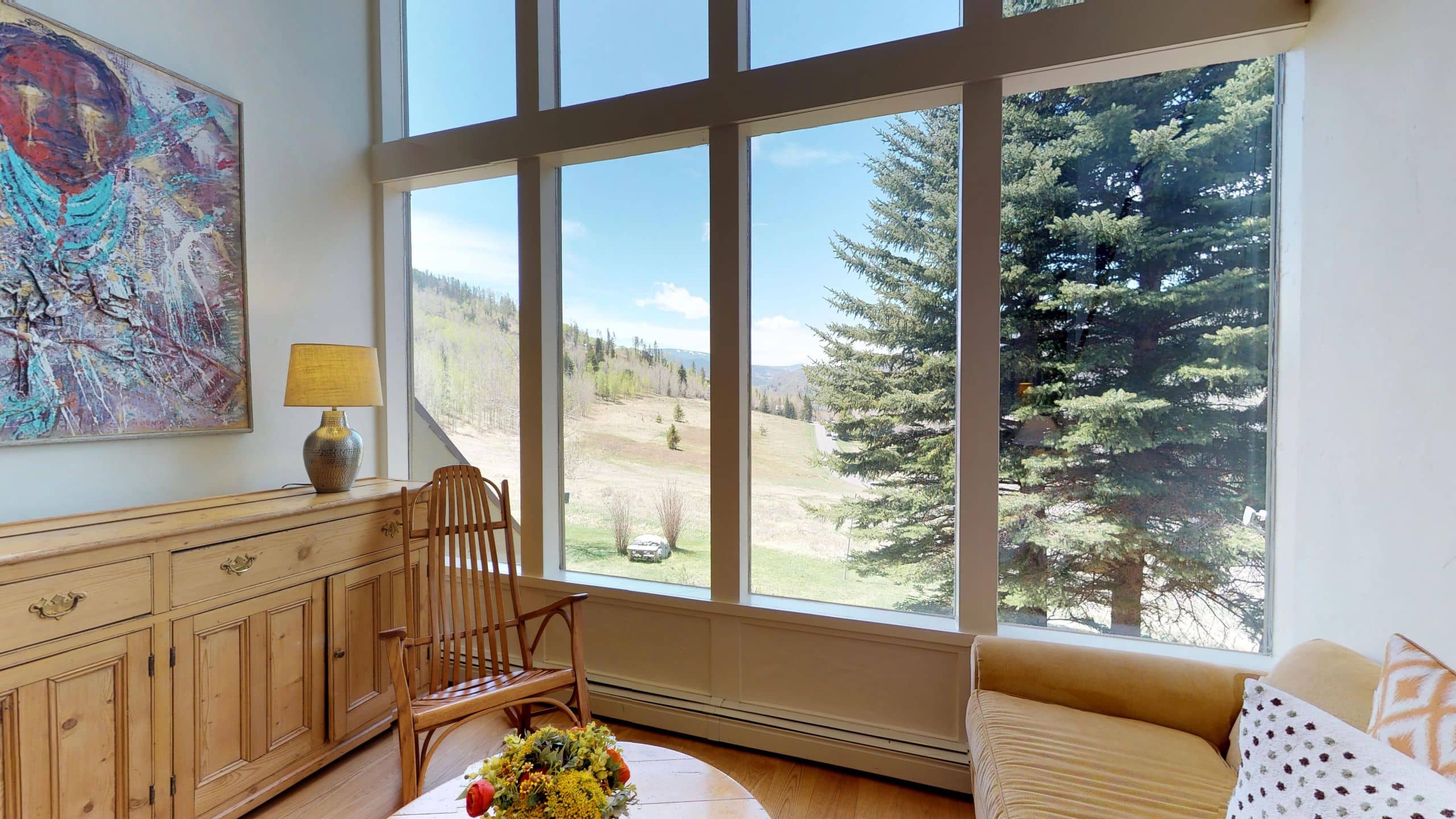 3 de 4 Vail Residences at Cascade Village Five Bedroom Gold Residence Living Room View