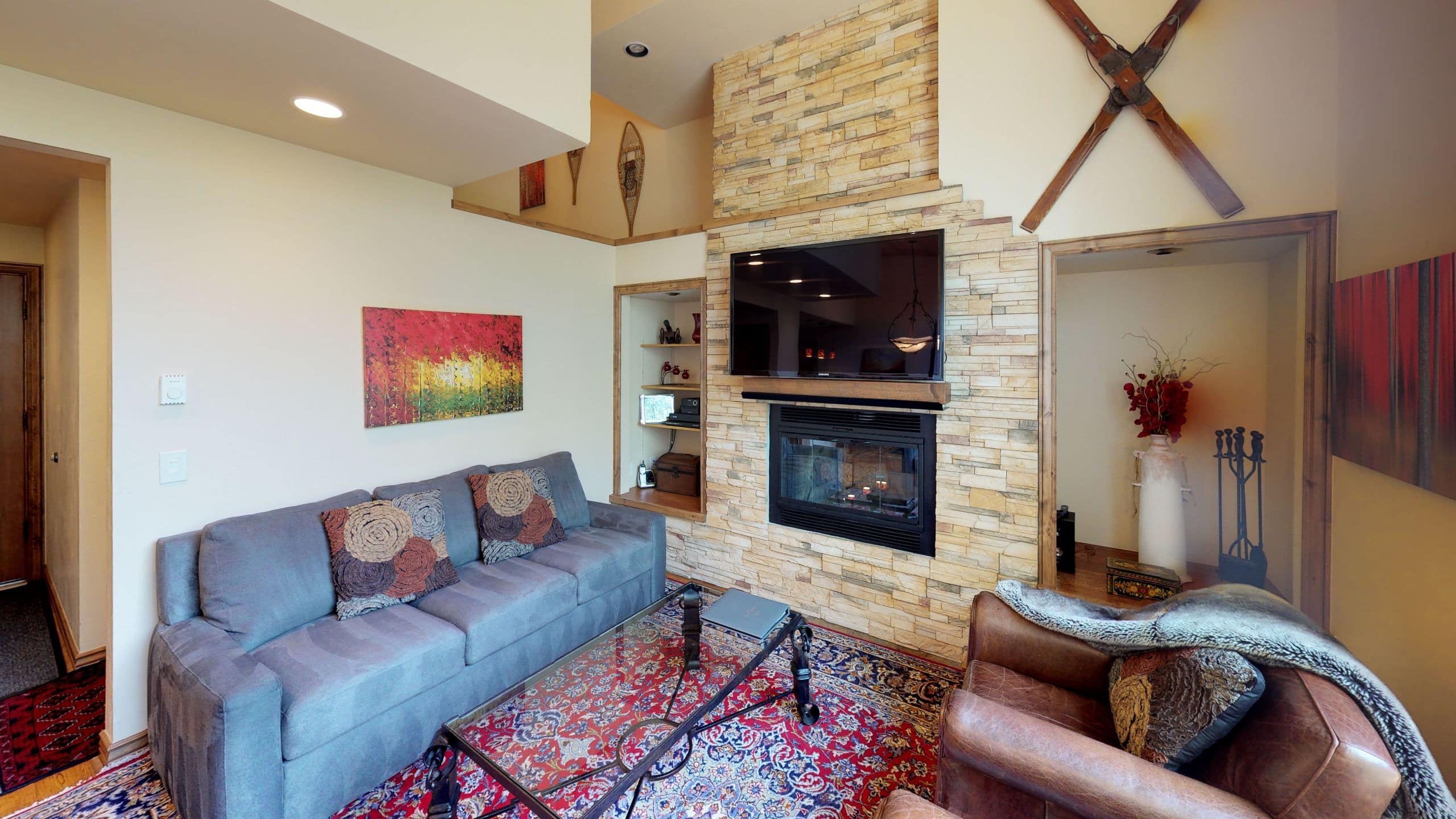 3 de 5 Vail Residences at Cascade Village Two Bedroom and Loft Platinum Millrace Living Room