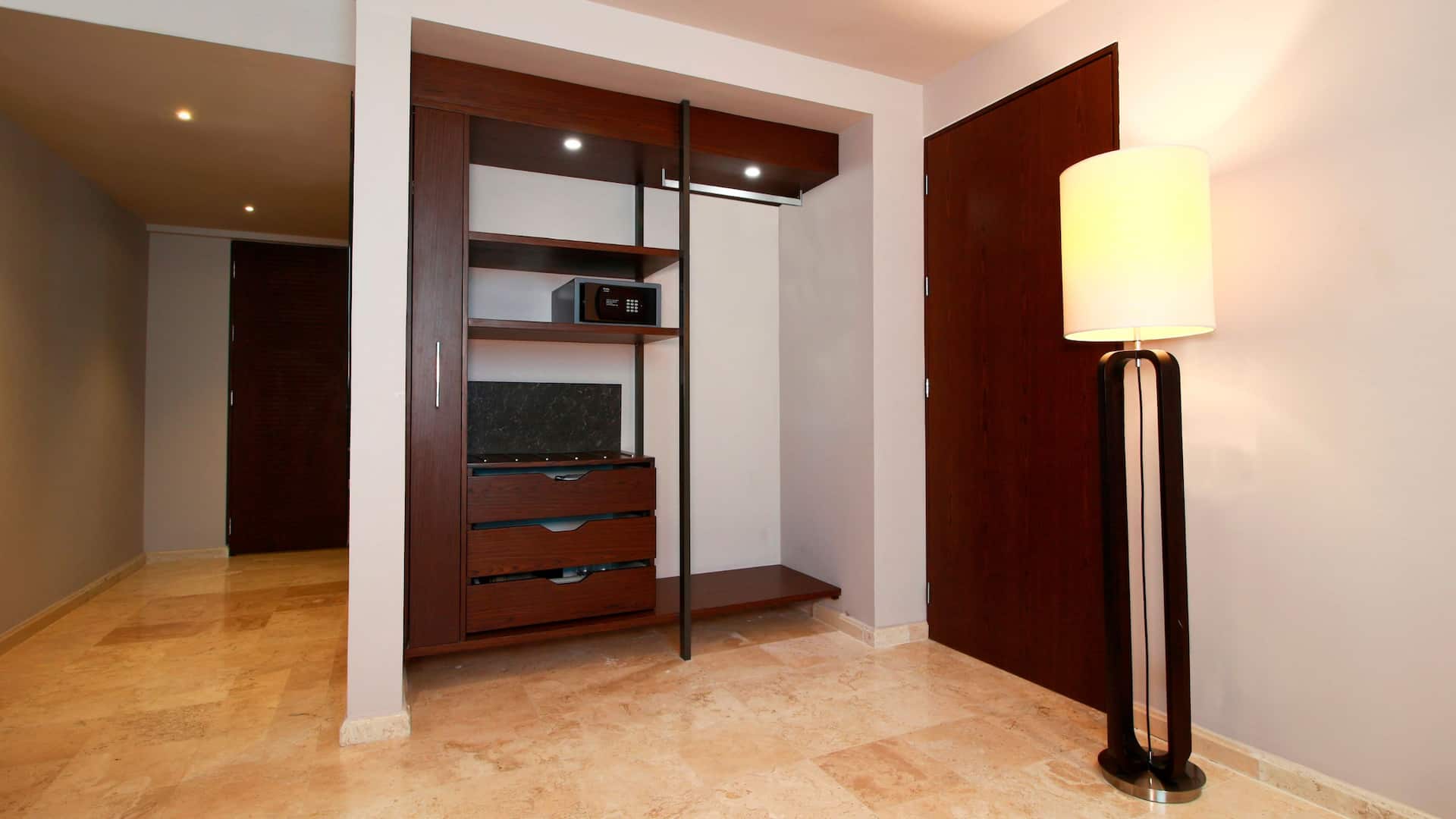 Hyatt Regency Villahermosa Closet Area