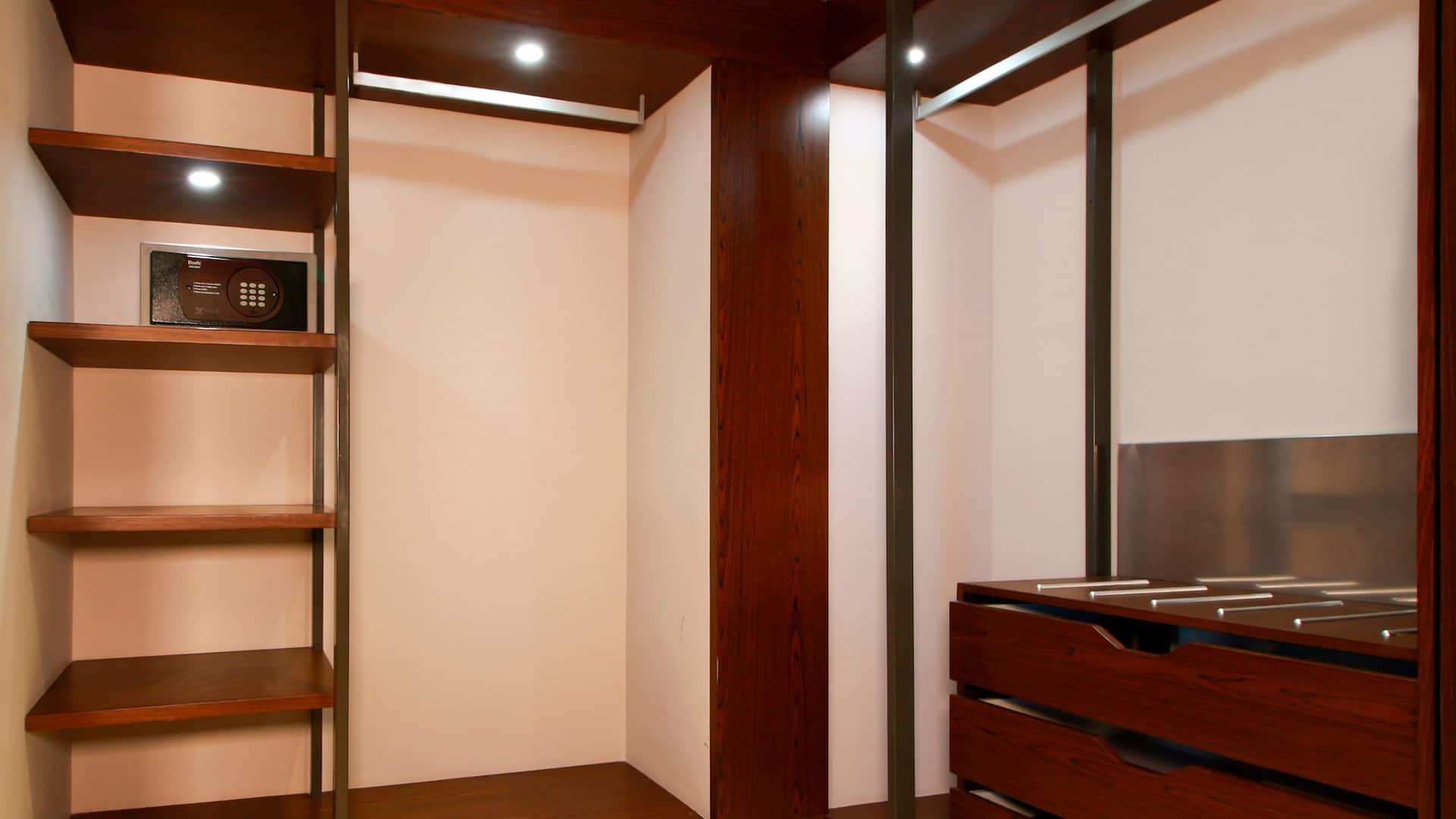 Hyatt Regency Villahermosa Suite Closet