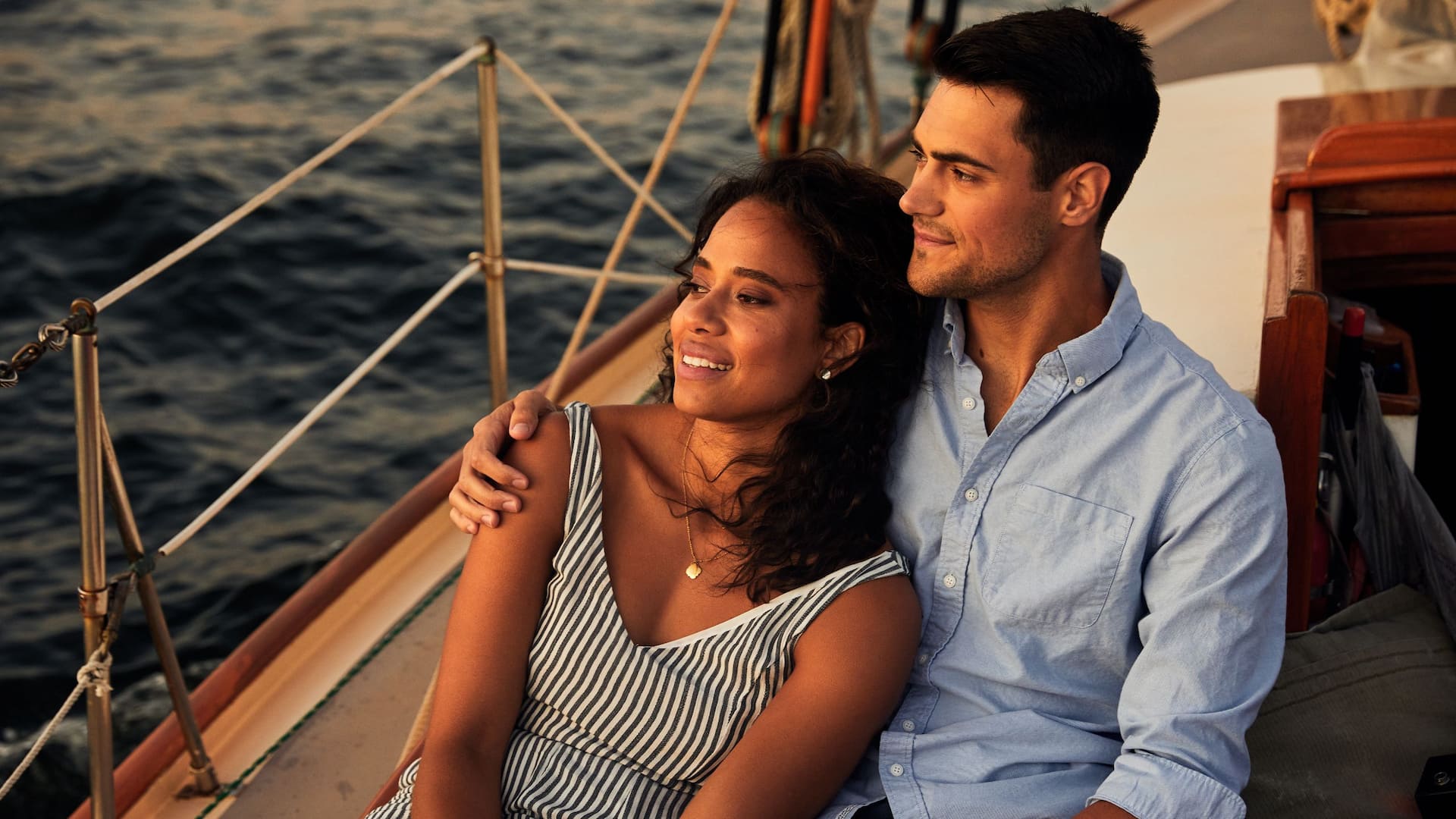 Global HY_P234 Sunset Sailing Couple