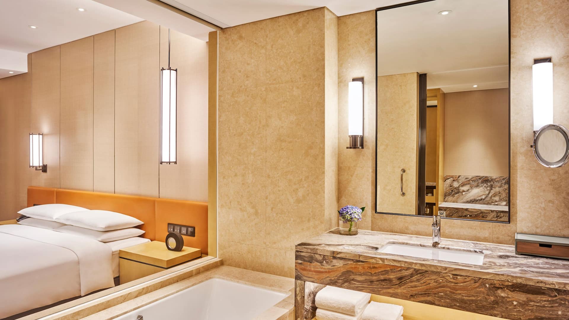 2 de 3 Hyatt Regency Shenzhen Yantian Standard Guest Bathroom