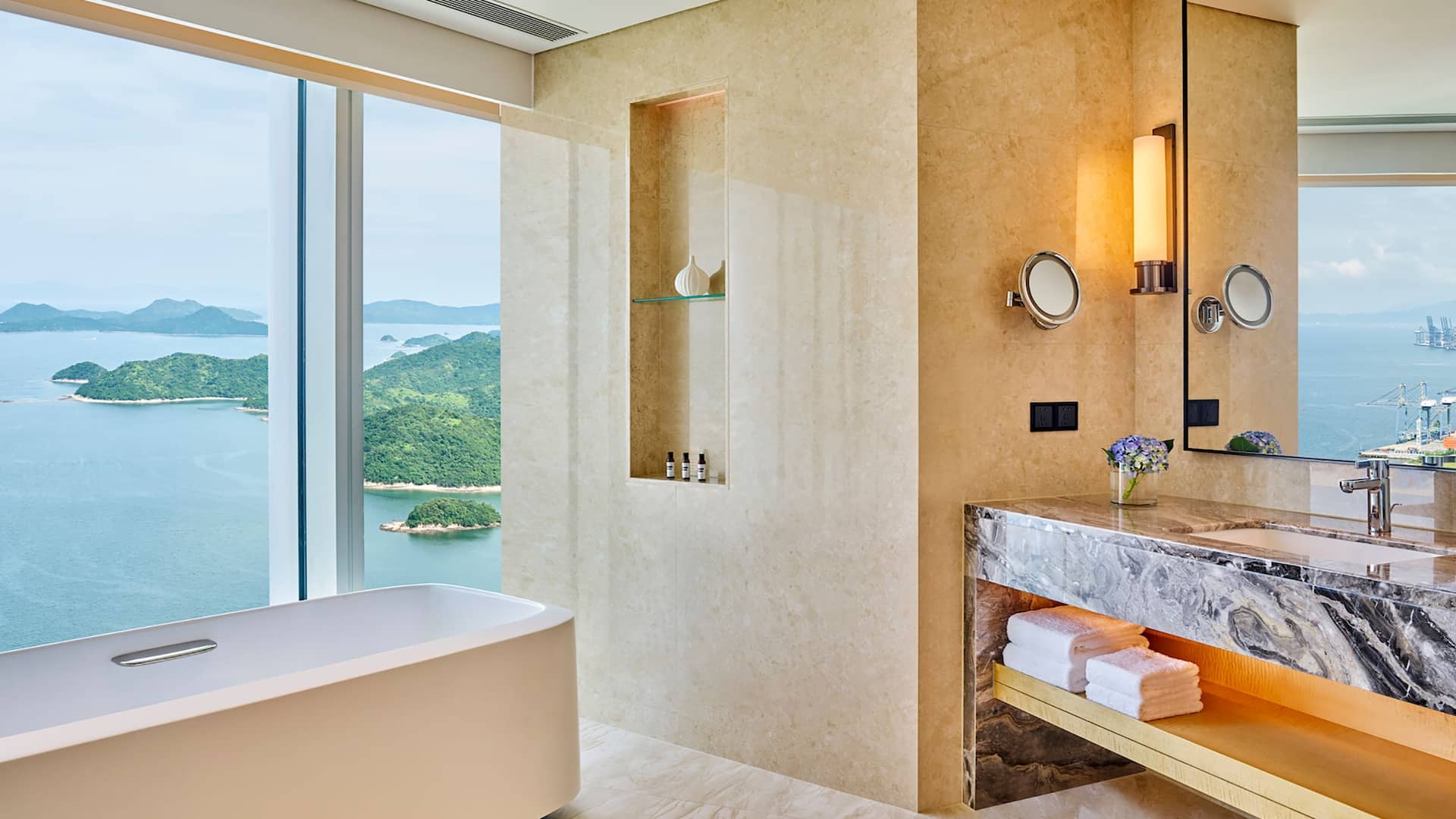 2 de 2 Hyatt Regency Shenzhen Yantian Deluxe Bathroom