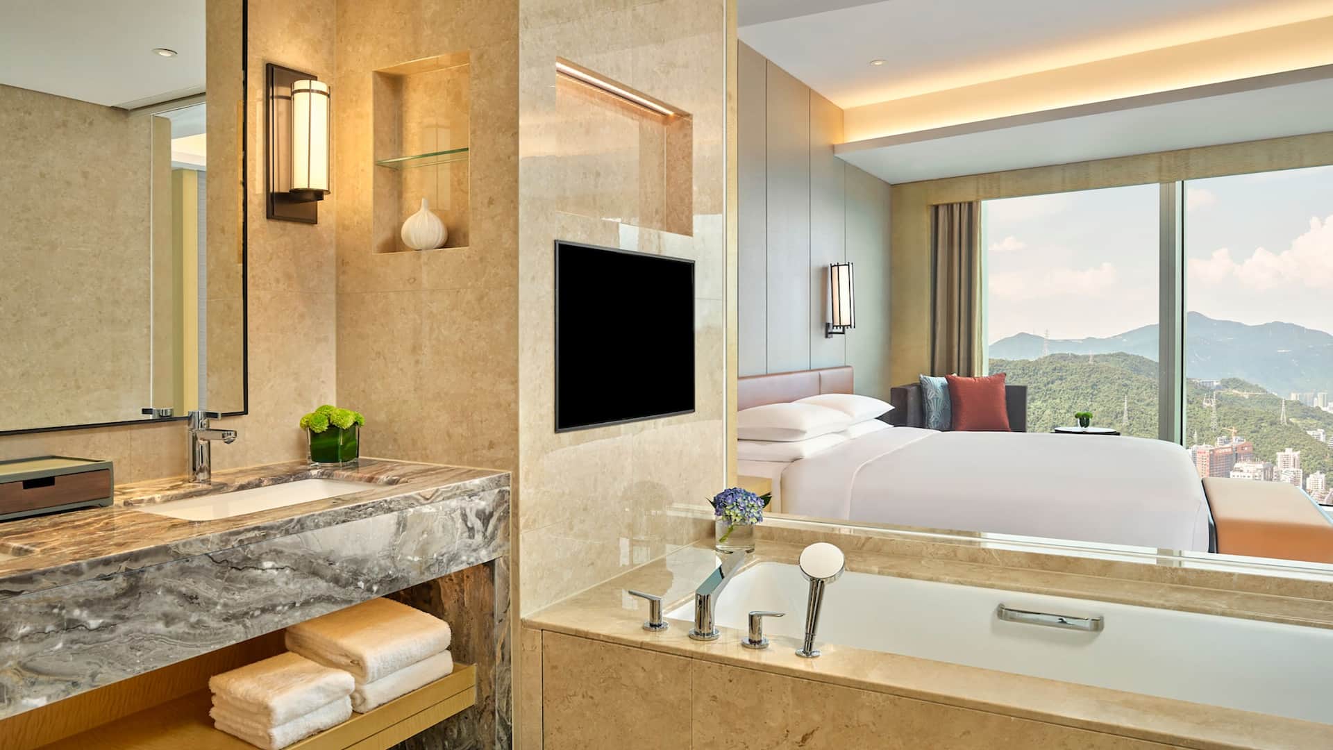 3 de 4 Hyatt Regency Shenzhen Yantian Regency Suite Bathroom