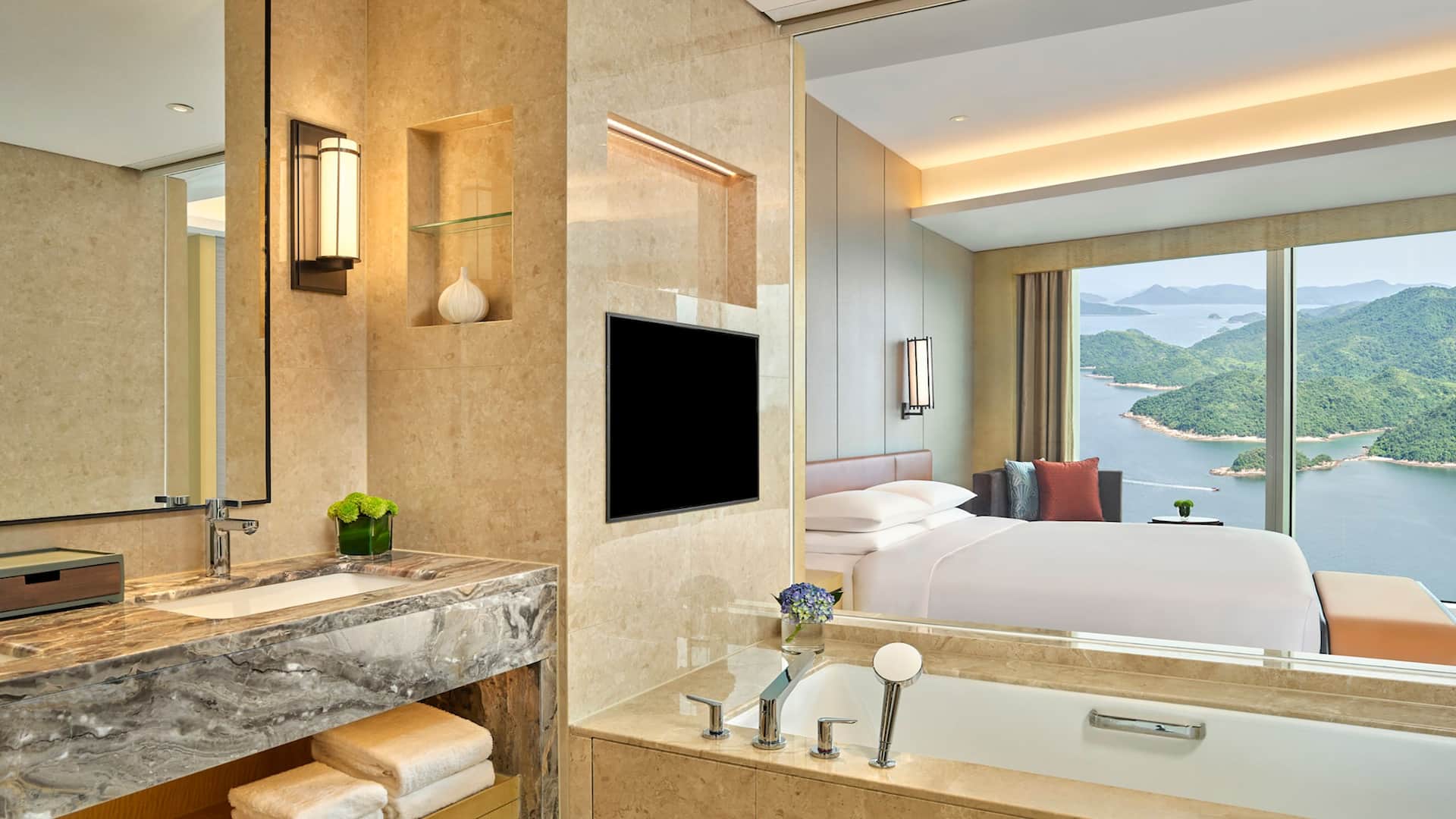 3 de 4 Hyatt Regency Shenzhen Yantian Regency Suite Oceanview Bathroom