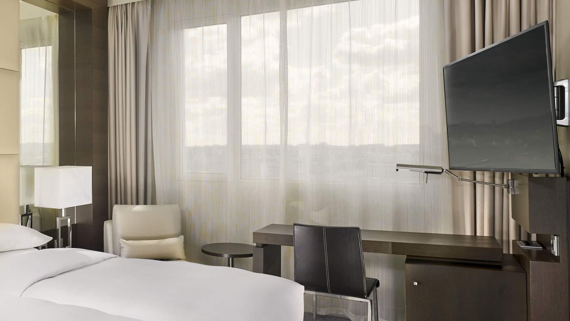 Hyatt Regency Paris Étoile Standard Twin Guestroom