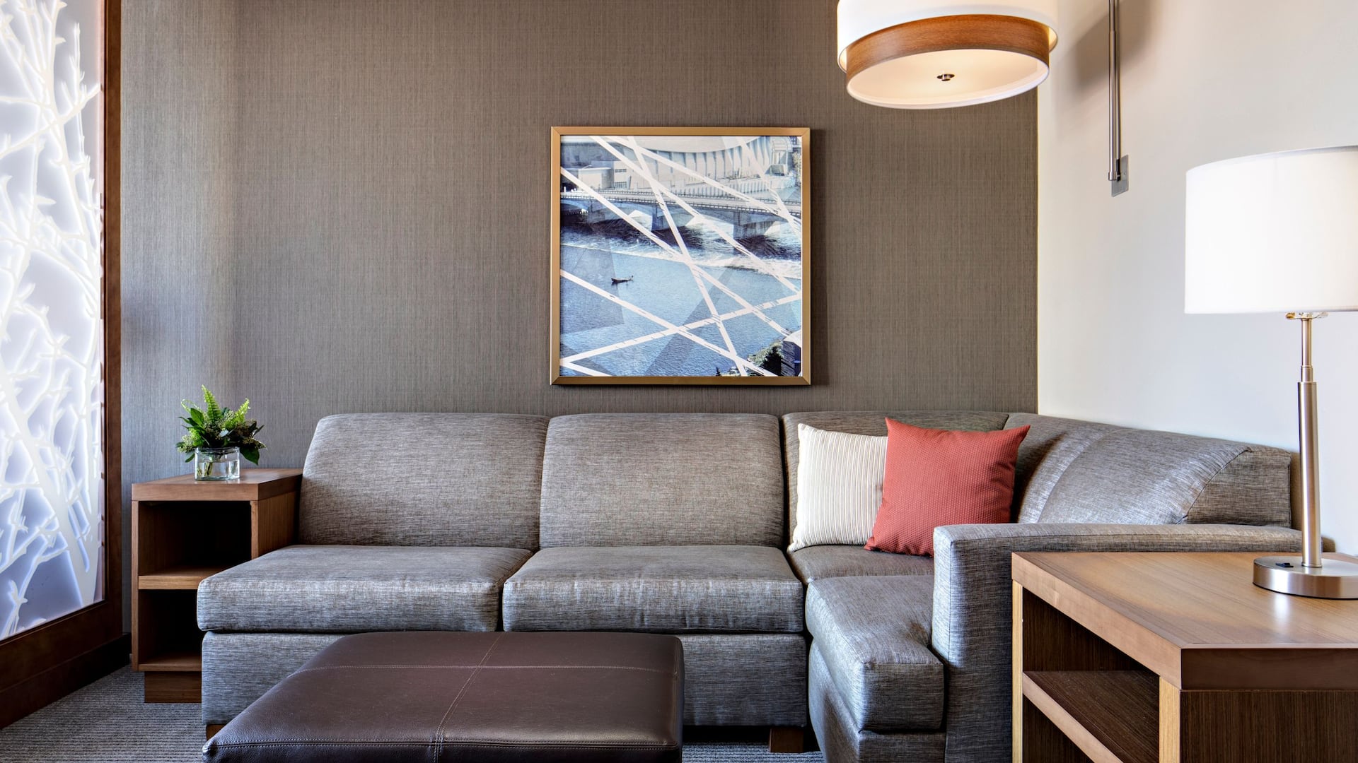 第 2，共 3 Hyatt Place Grand Rapids/Downtown Guestroom Seating