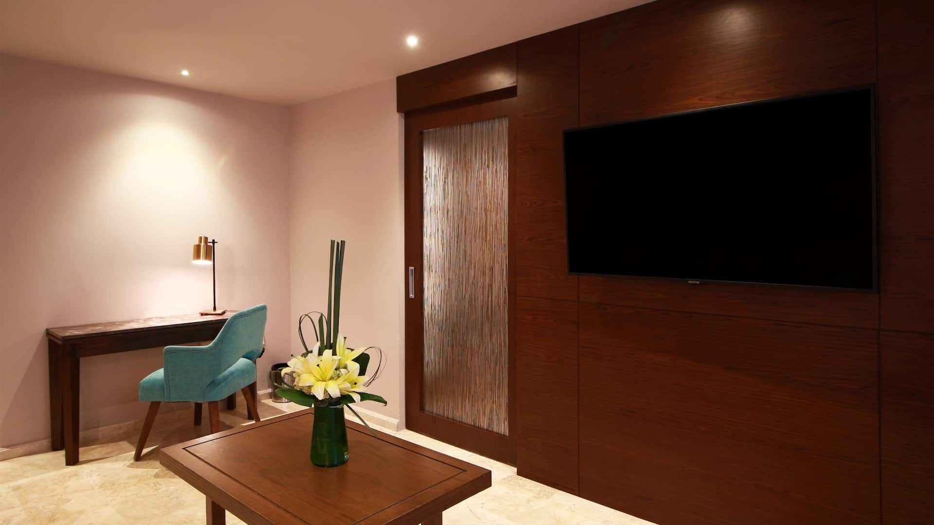 Hyatt Regency Villahermosa Suite Desk Area