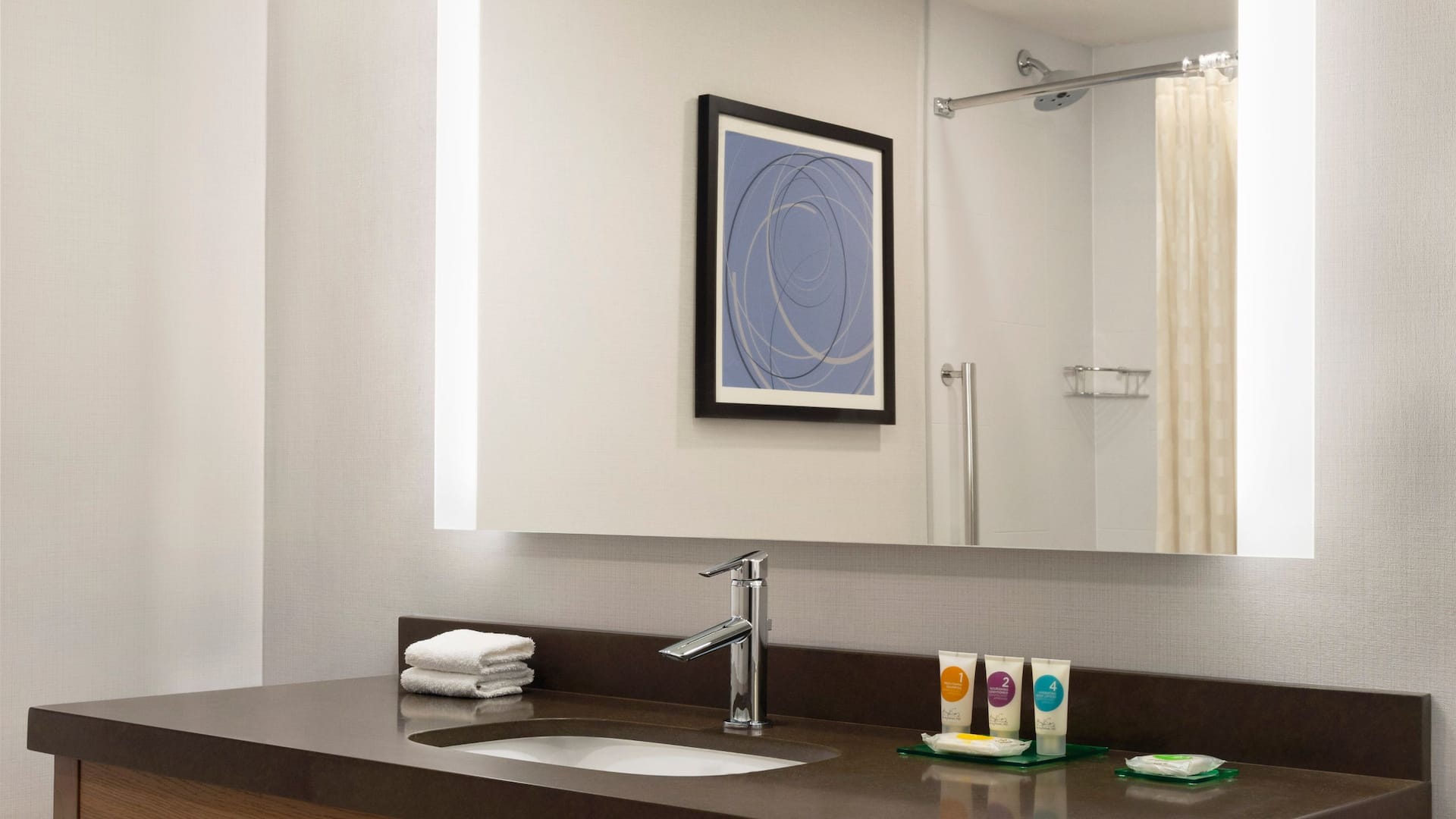 2 de 2 Hyatt Place Tucson-Central Guest Bathroom