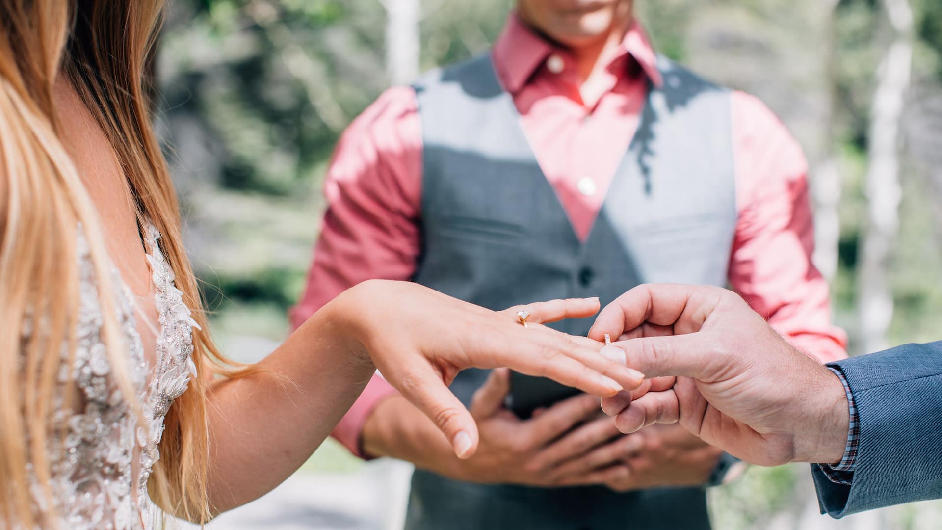 2 de 3 Grand Hyatt Vail Wedding Rings