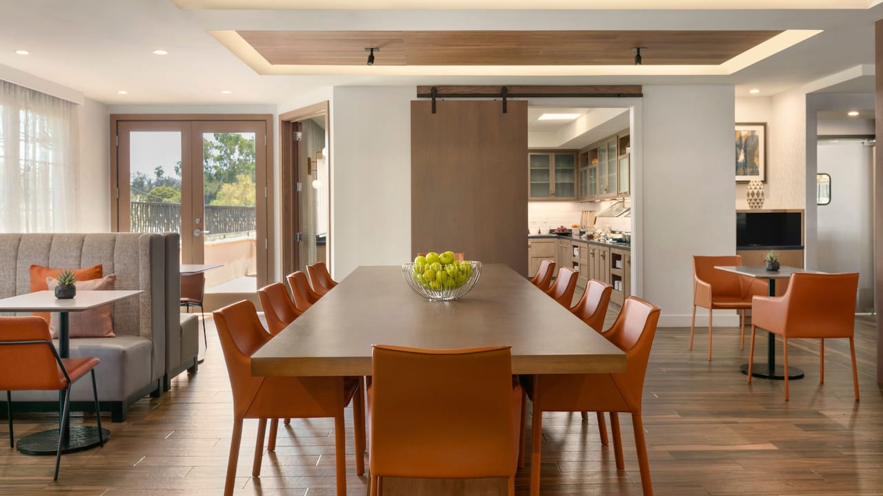 Breakfast Seating Area