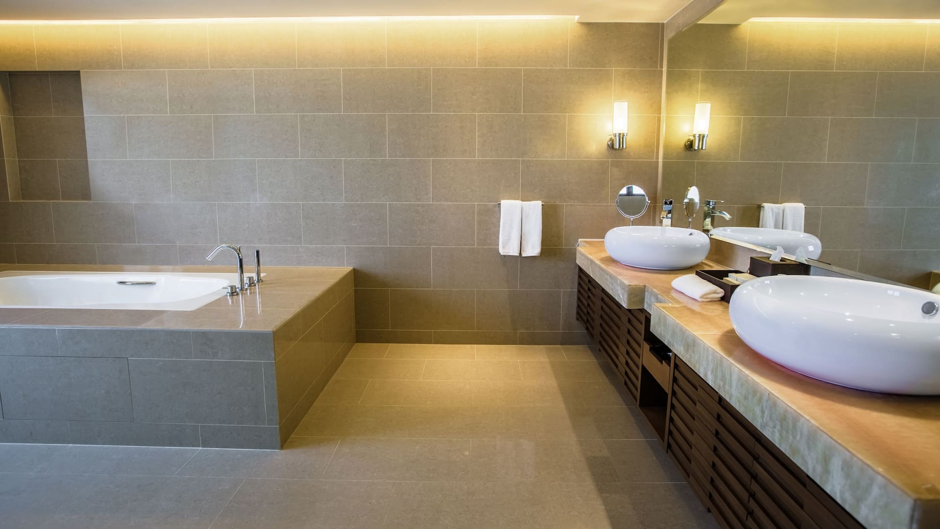 Hyatt Regency Kinabalu Executive Suite Bathroom