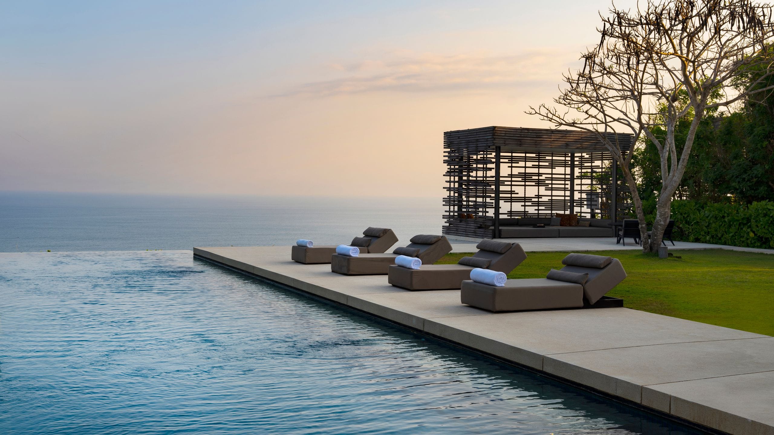 2 von 6 Alila Villas Uluwatu Three Bedroom Cliff Edge Villa Sunset