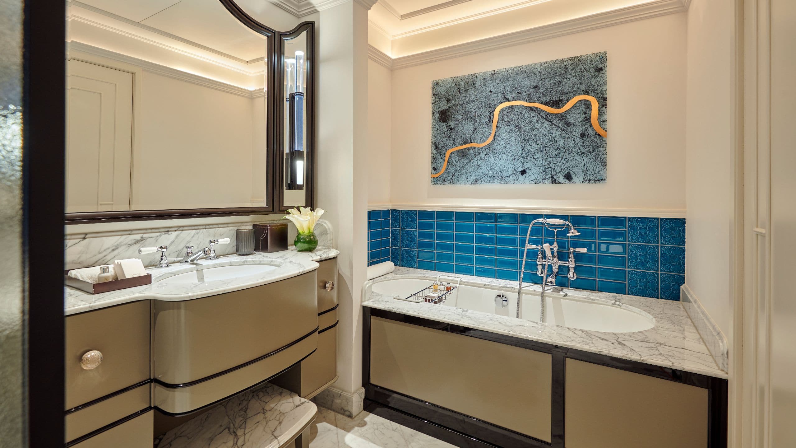 第 7，共 8 Great Scotland Yard Hotel Suite Bathroom with Bathtub