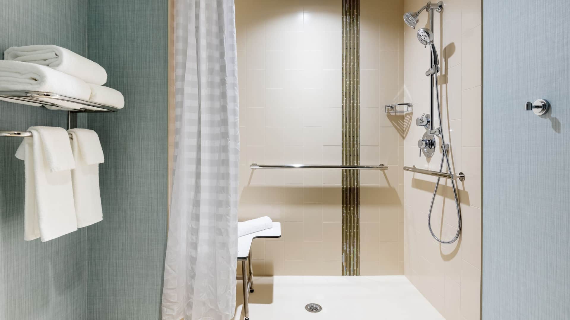 4/4 Hyatt Place Atlanta / Centennial Park ADA Bathroom