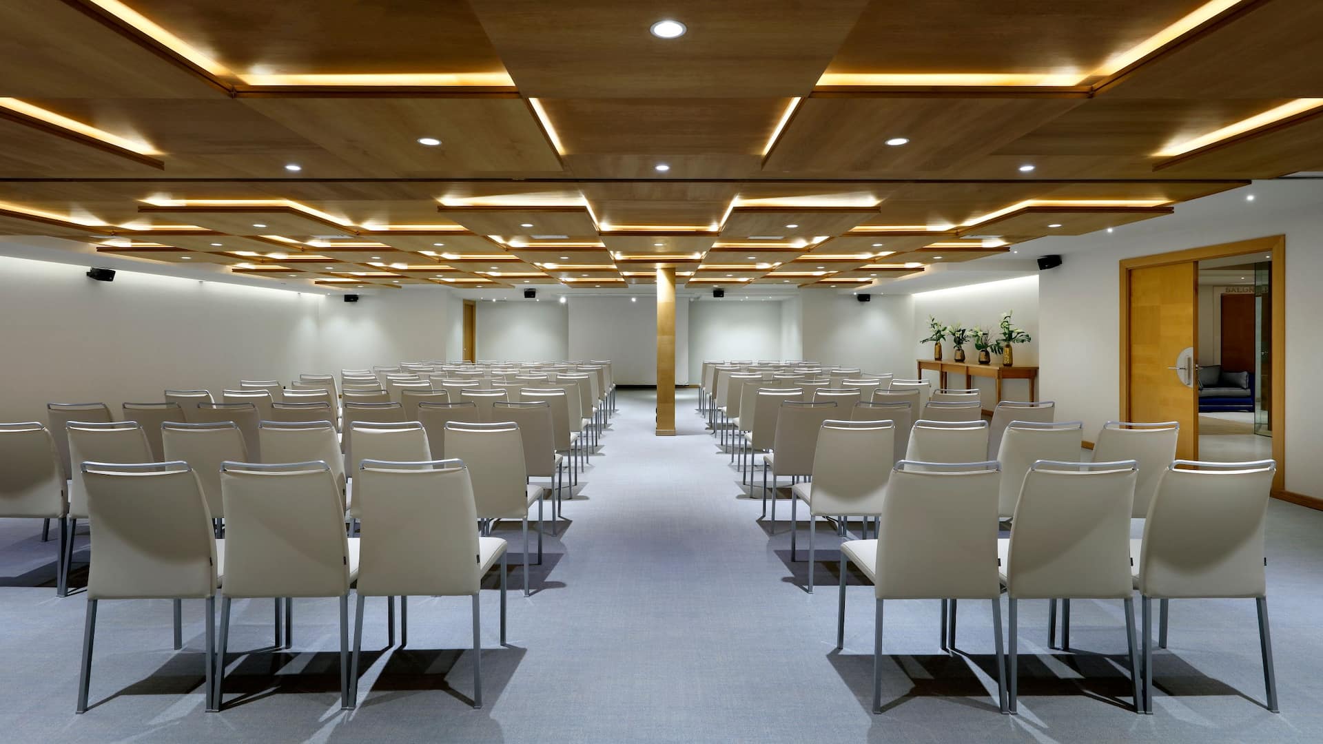 1 de 1 Hyatt Regency Hesperia Madrid Saura Meeting Room Theater Setup