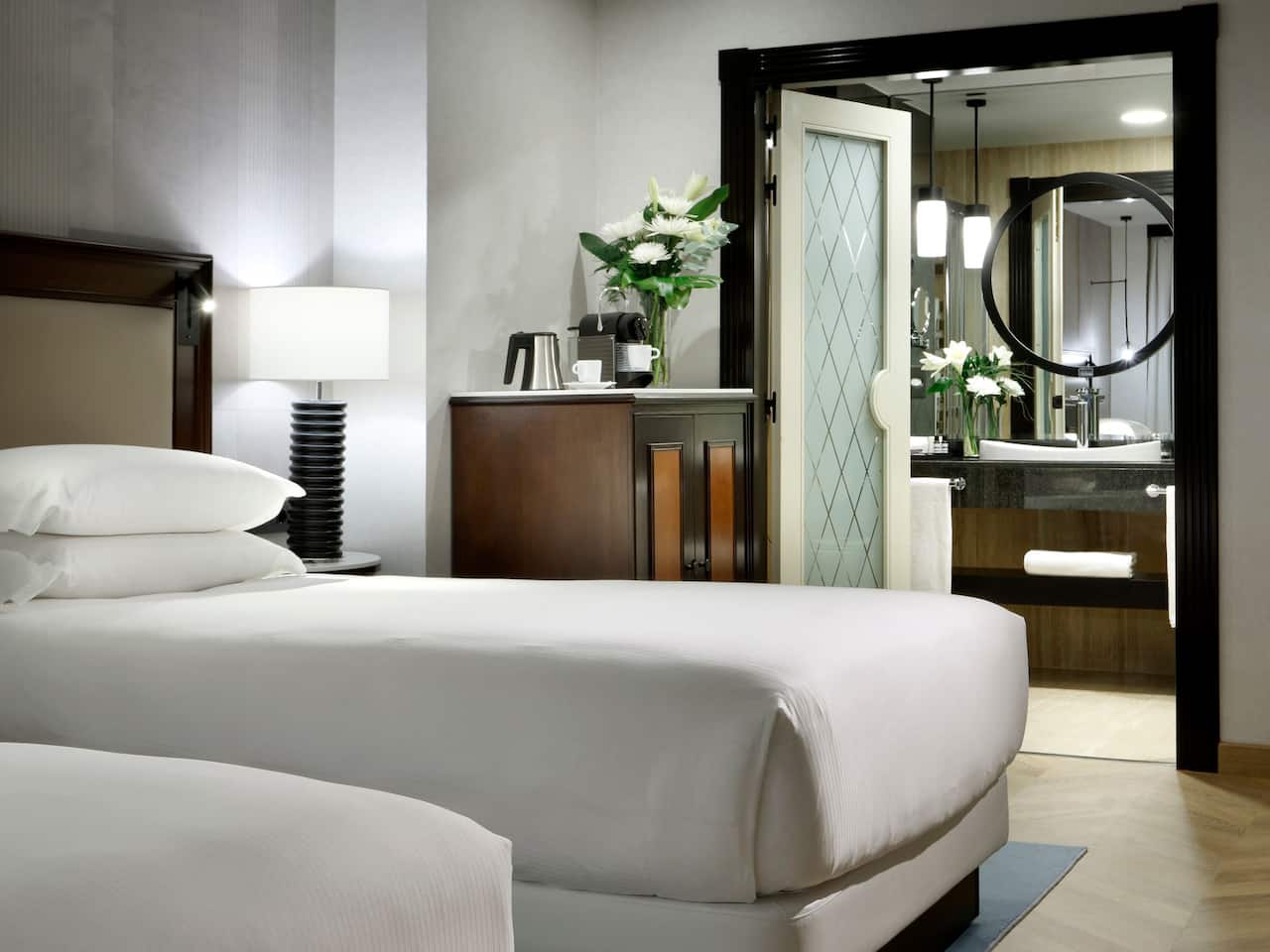 Detalles de la habitación Regency Suite Twin con dos camas individuales en nuestro hotel Hyatt Regency Hesperia Madrid.