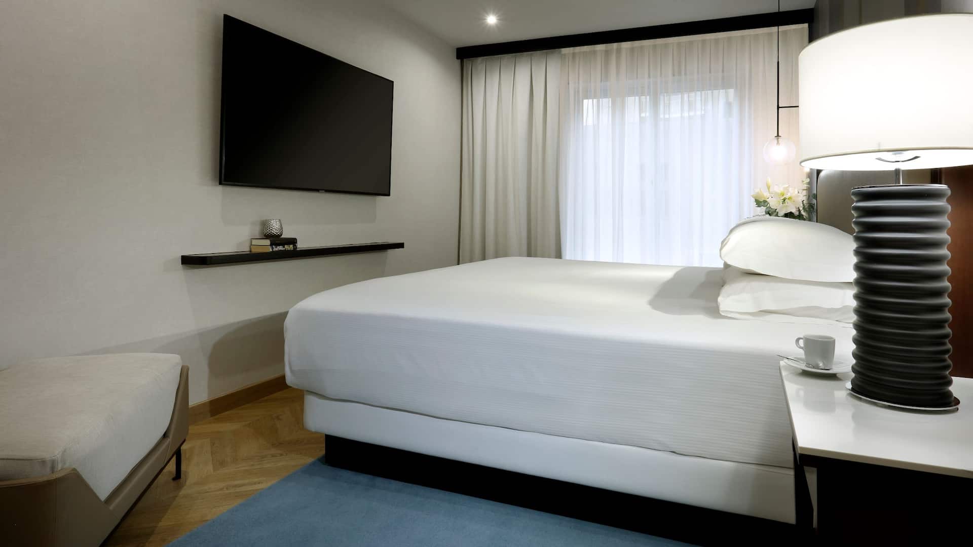 3 de 4 Hyatt Regency Hesperia Madrid King Guestroom with Terrace