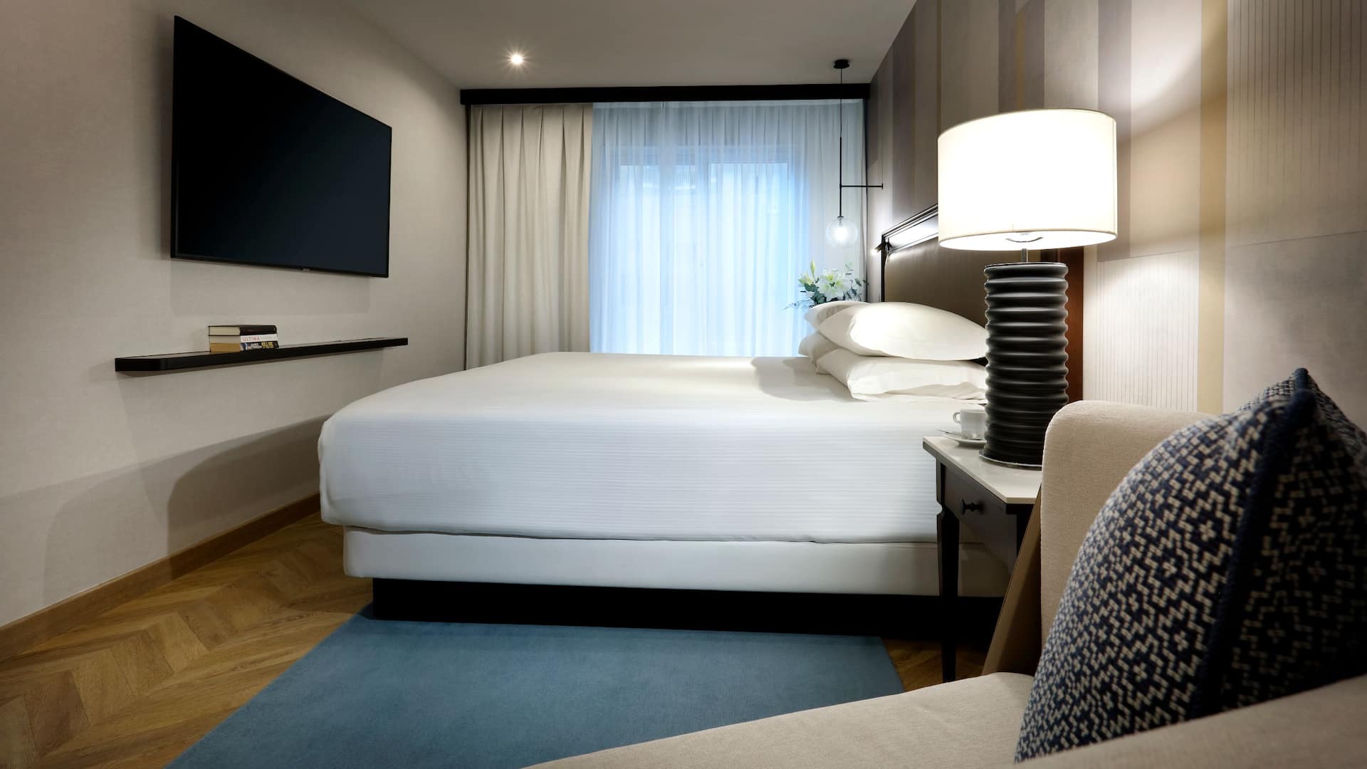 2 de 4 Hyatt Regency Hesperia Madrid King Guestroom with Terrace