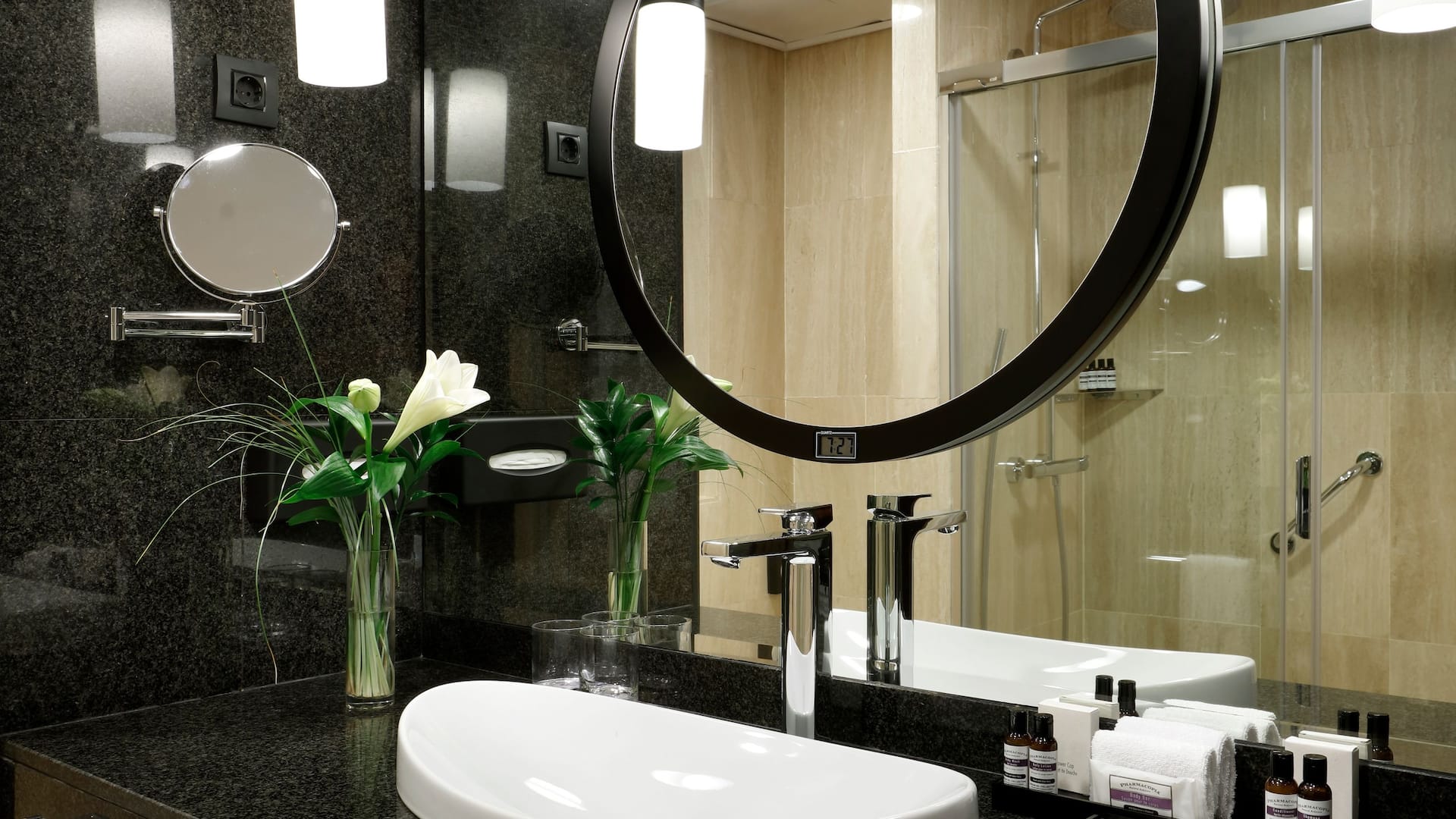 4 de 4 Hyatt Regency Hesperia Madrid Deluxe Twin Guest Bathroom