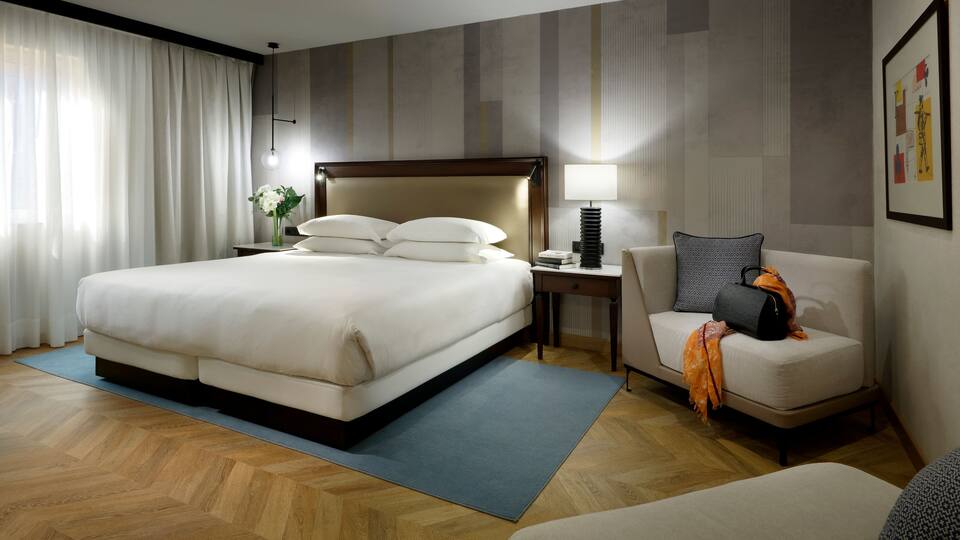 MADRM_P115 Deluxe King Guestroom